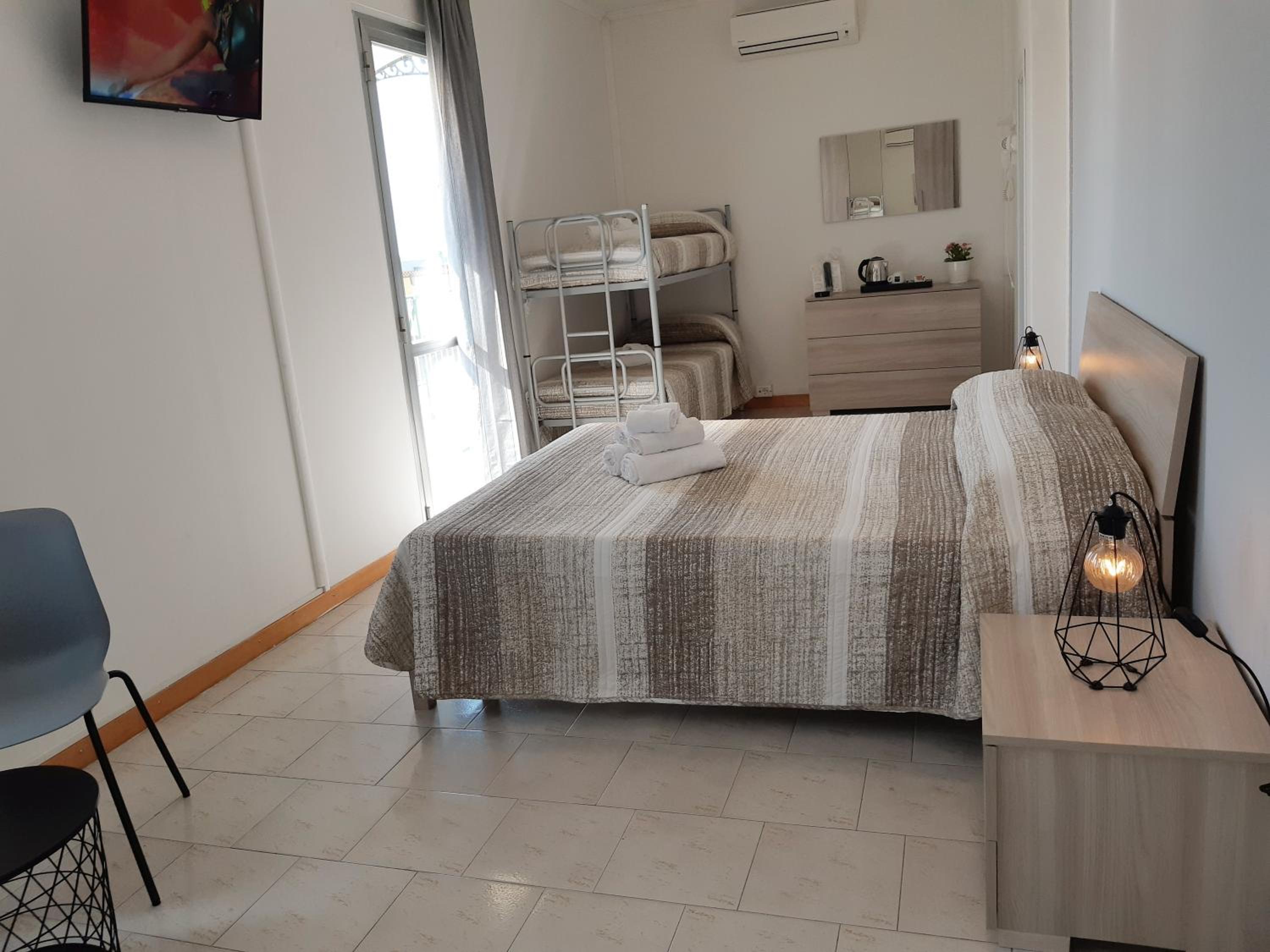 Superior Quadruple Room - Photo 10