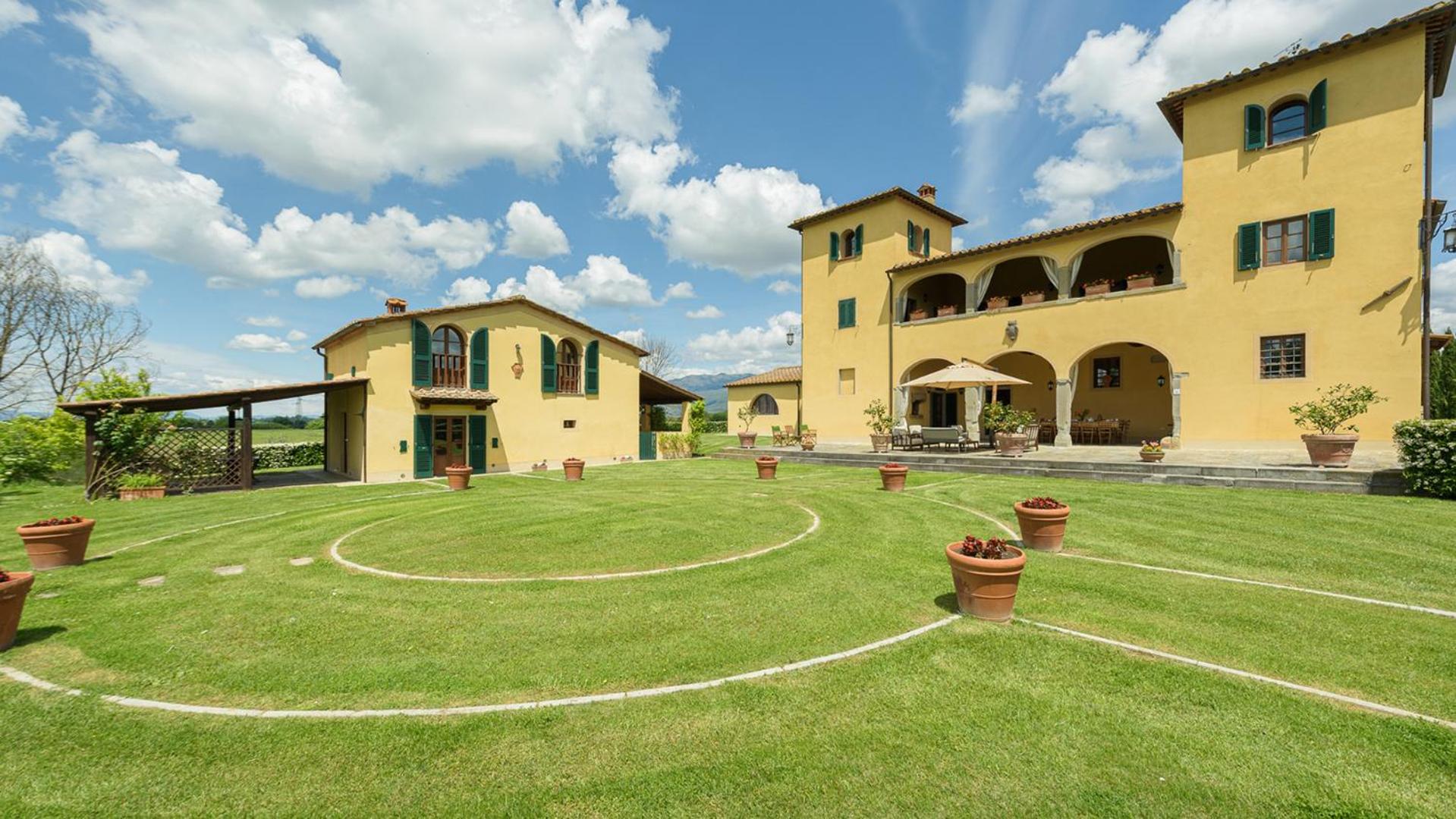Nine-Bedroom Villa photo 2