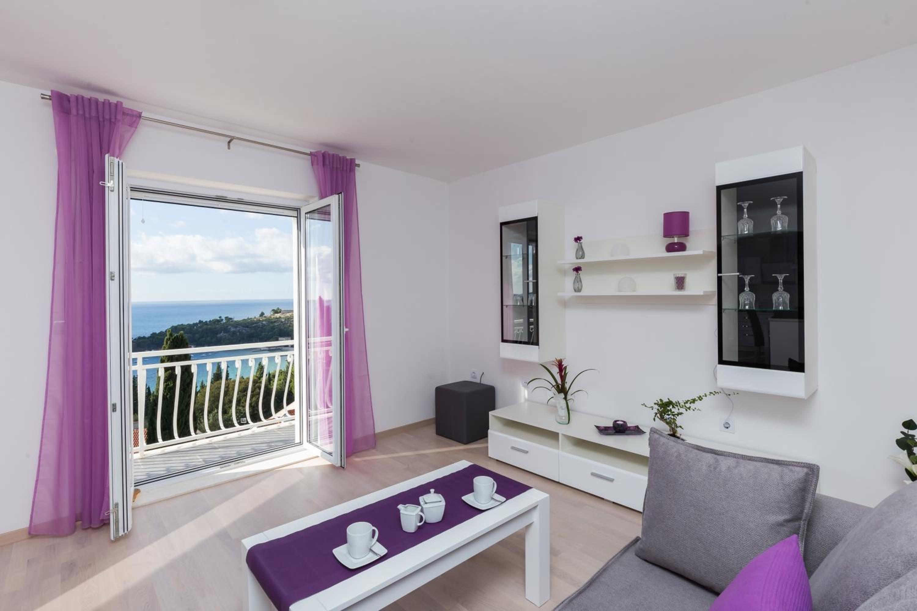 Comfort Two-Bedroom Apartment with Balcony and Sea View