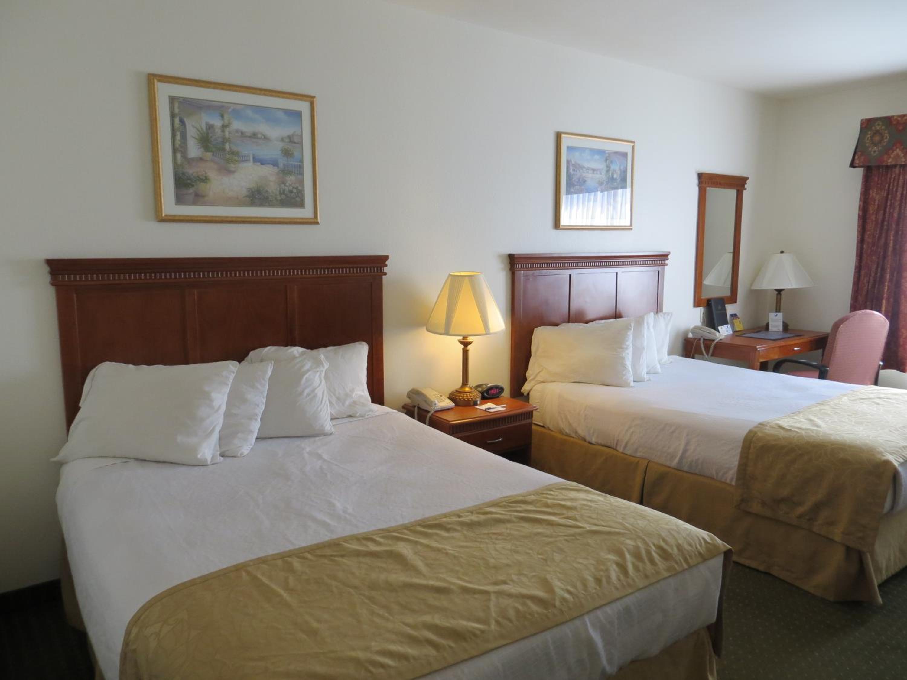 Queen Room with Two Queen Beds and Bath Tub - Disability Access/Non-Smoking  - Photo 5