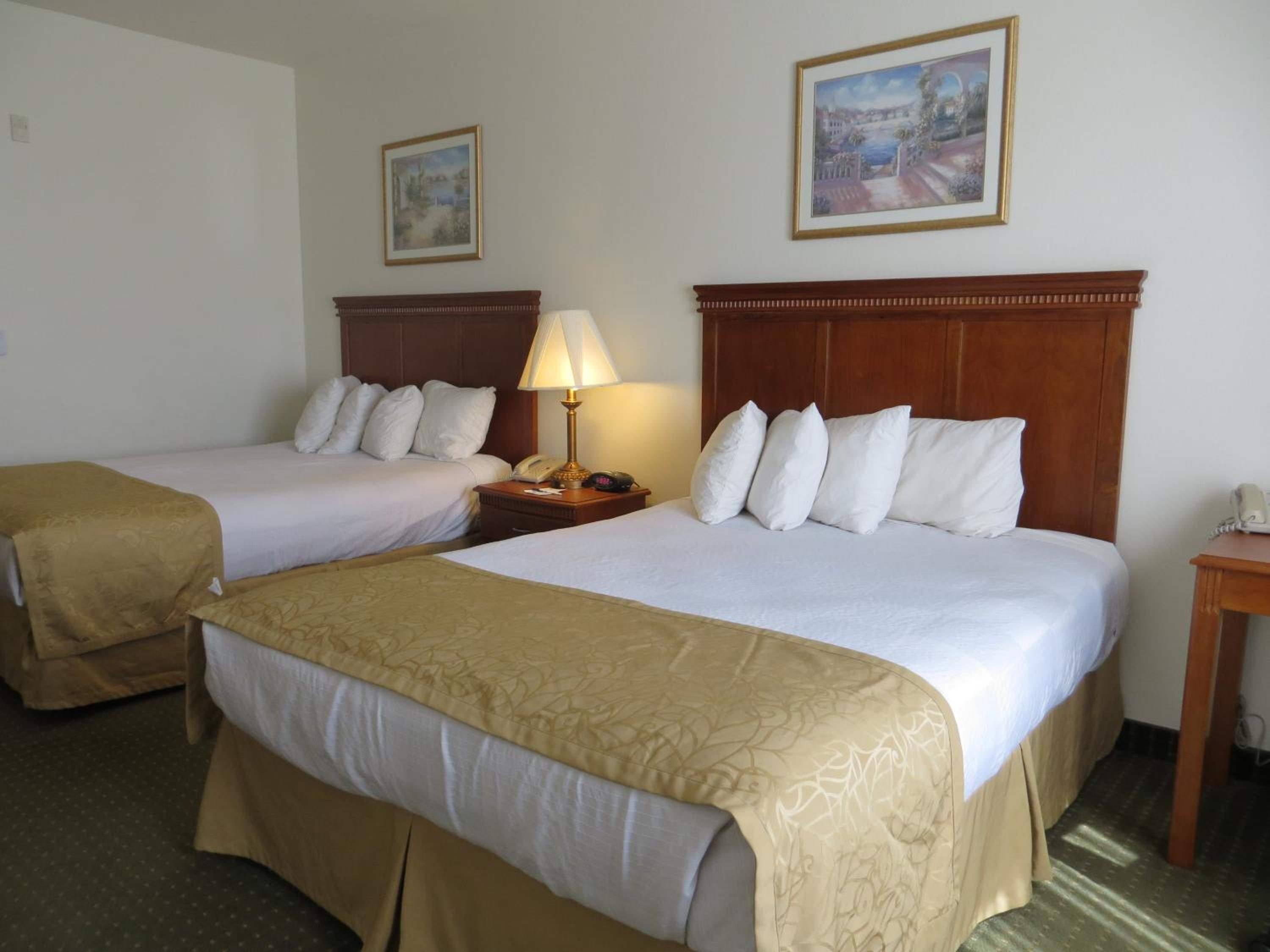 Queen Room with Two Queen Beds - Non-Smoking - Photo 6