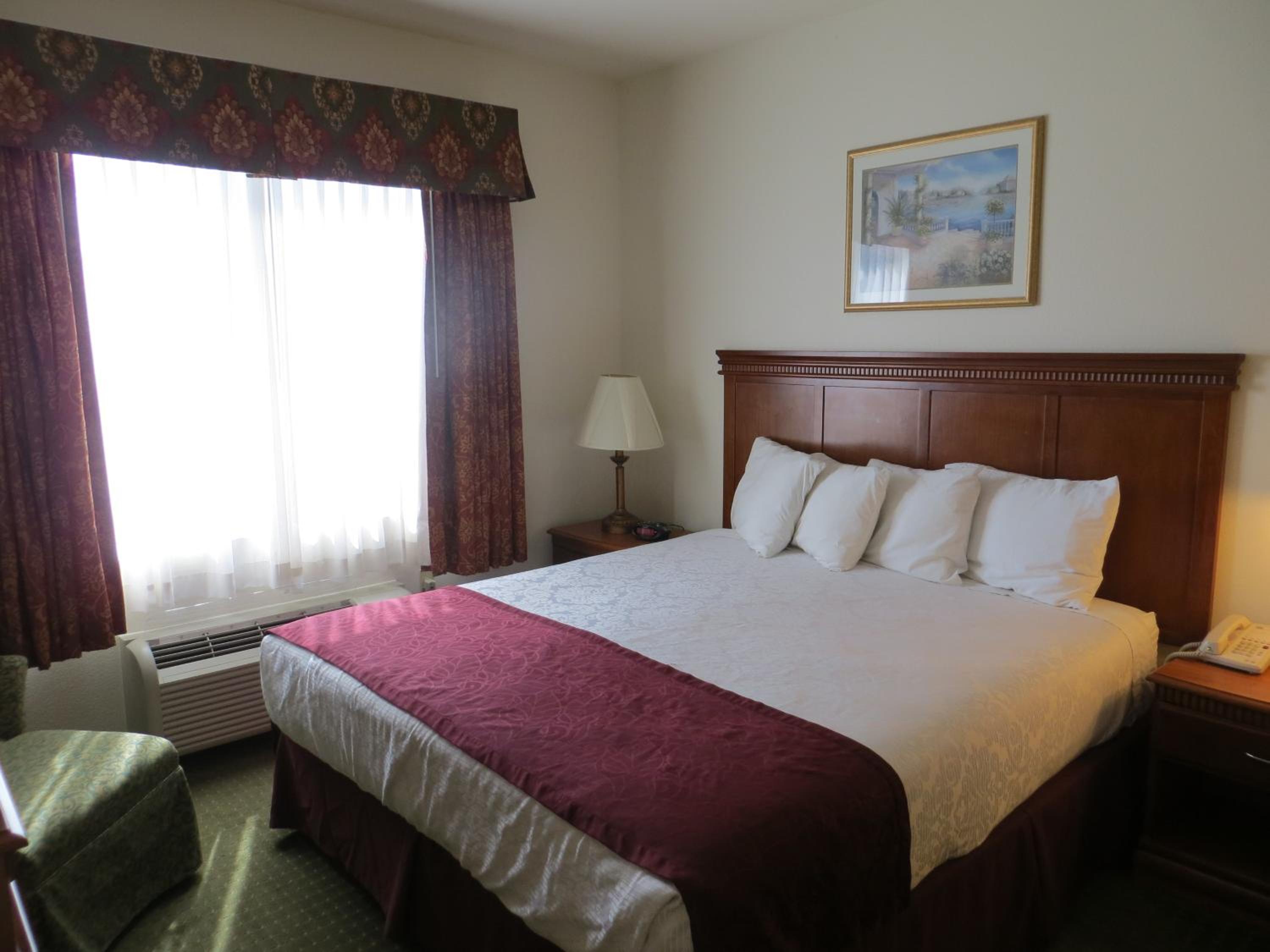 King Suite with Sofa-Bed - Non-Smoking - Photo 7
