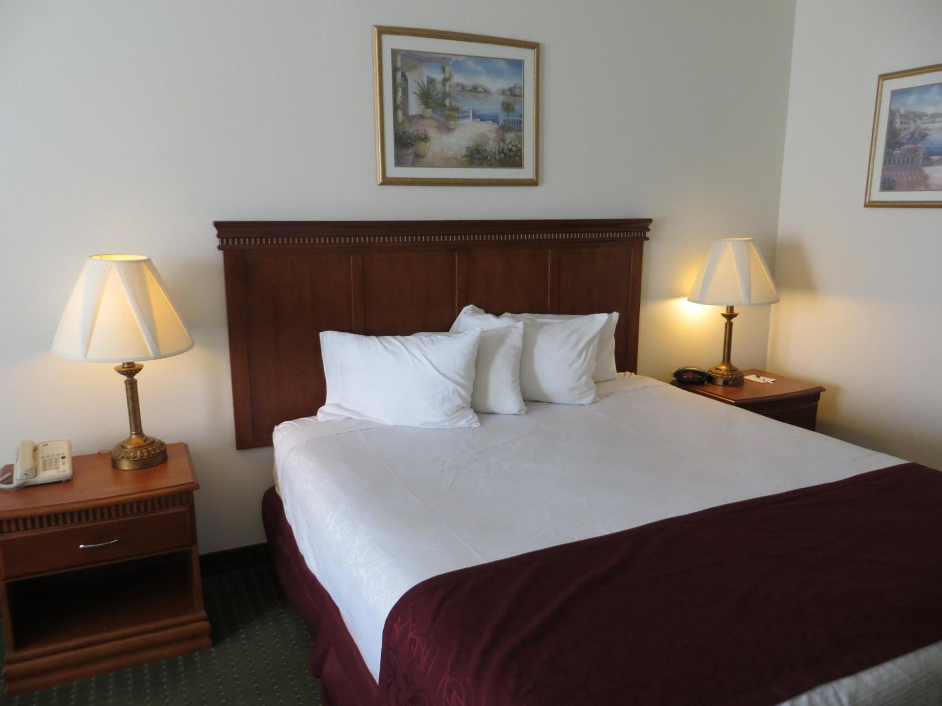 Queen Room with Sofa Bed and Roll-In Shower - Disability Access - Photo 4