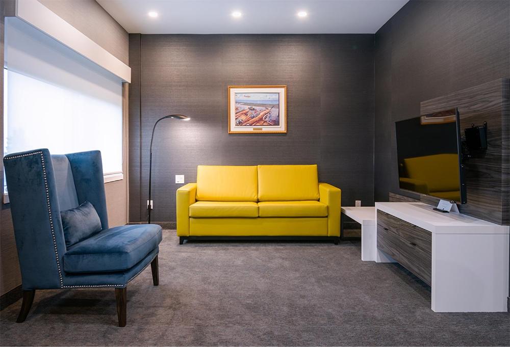 King Suite with Sofa Bed - Non-Smoking - Photo 3