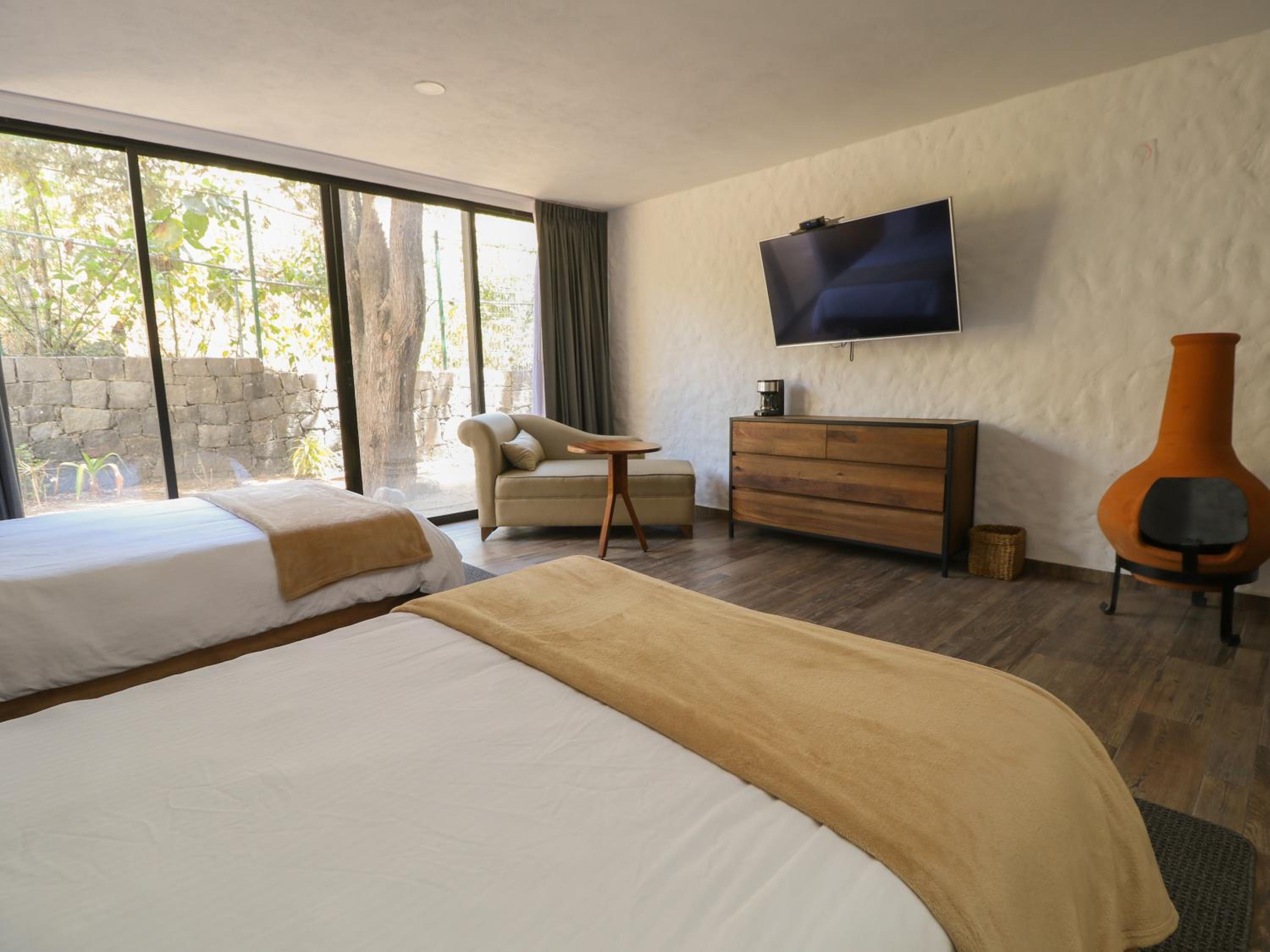 Deluxe Double Room with Two Double Beds - Photo 12