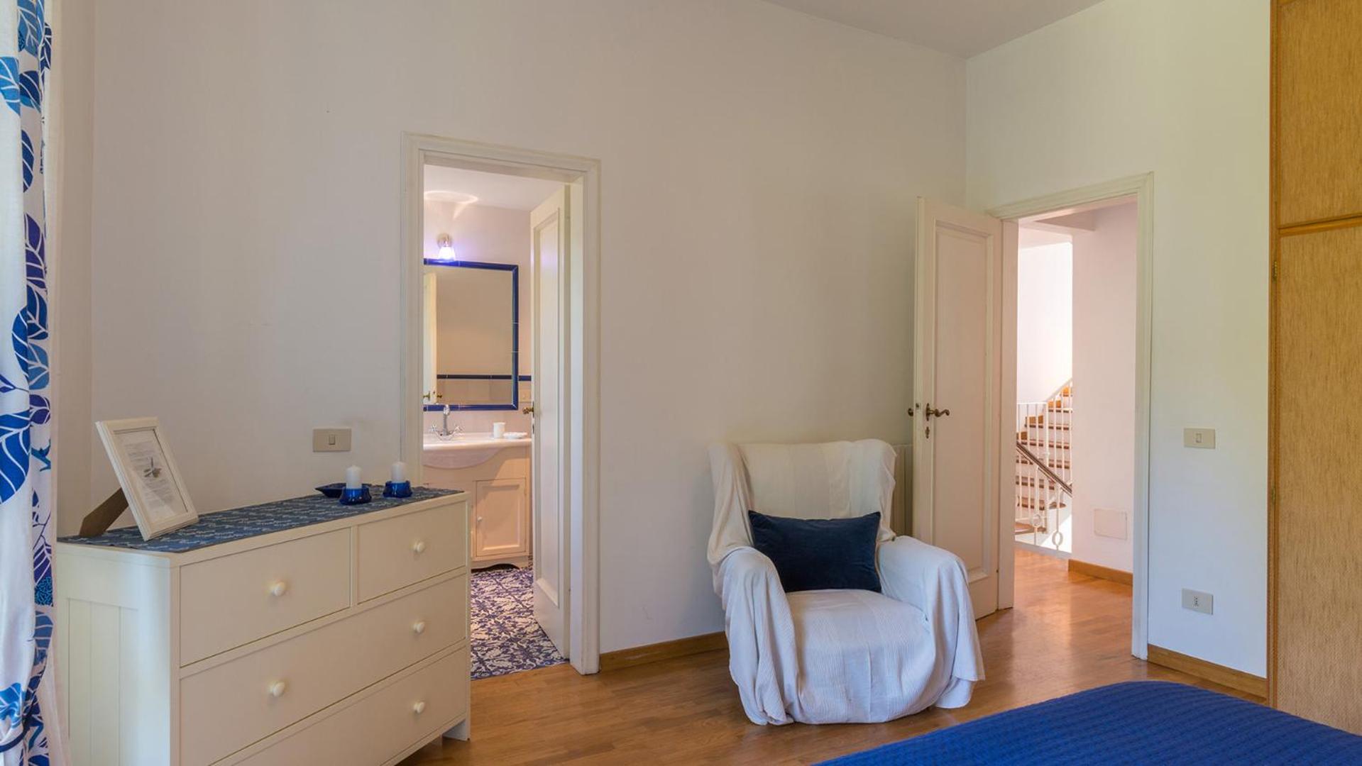 Five-Bedroom Villa photo 1