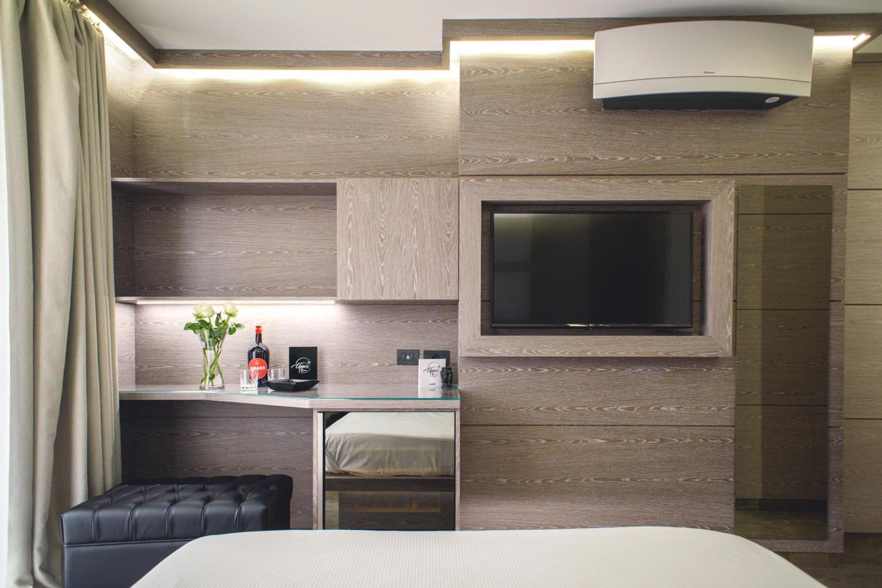 Deluxe Suite with Sea View - Photo 19