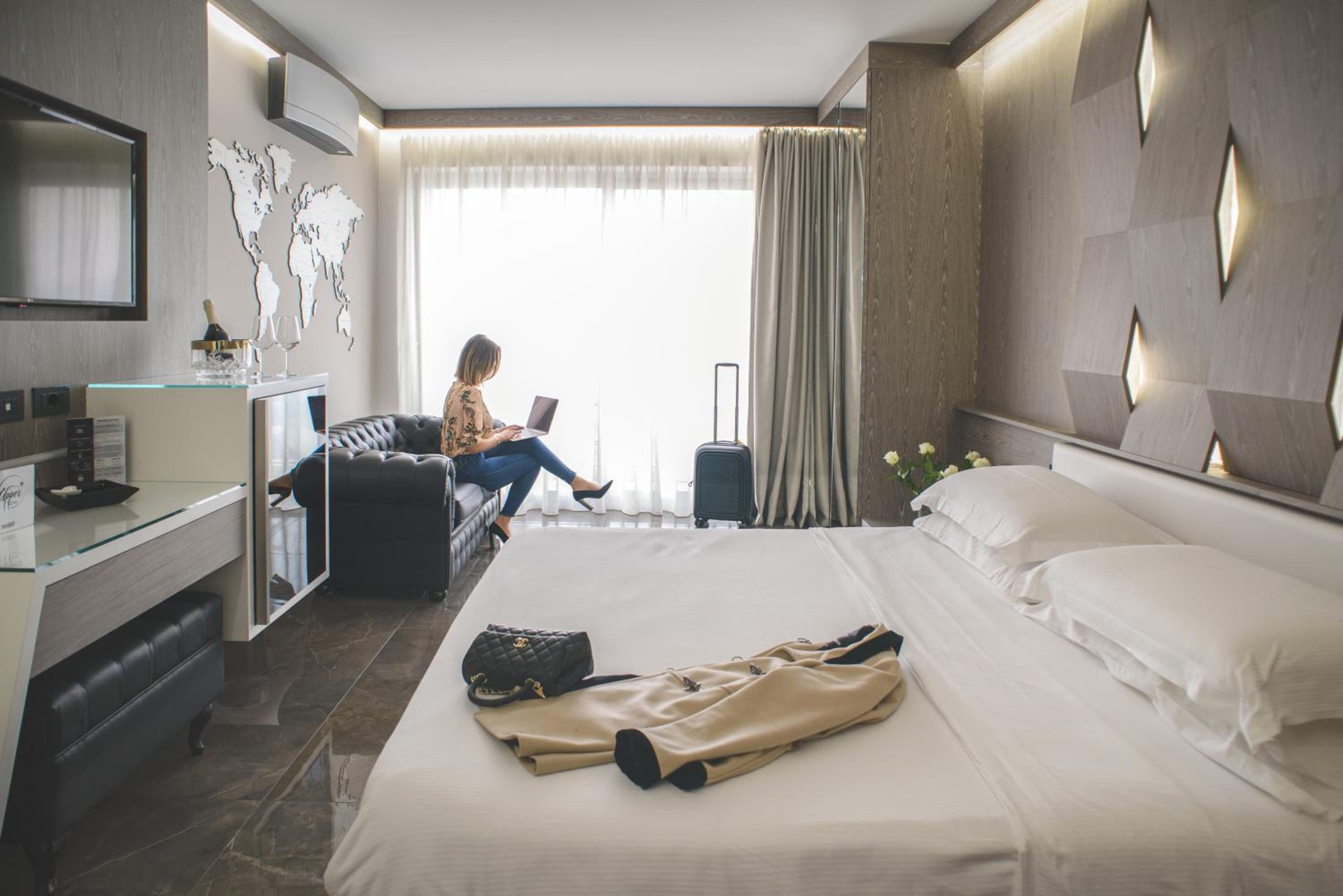 Deluxe Suite with Sea View - Photo 20