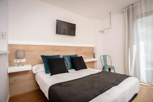 Apartment with Balcony - Photo 7