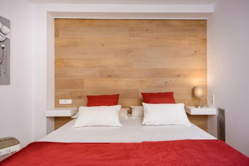 Apartment with Balcony - Photo 6