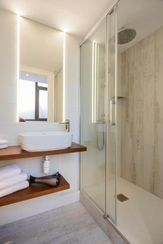Apartment with Balcony - Photo 9