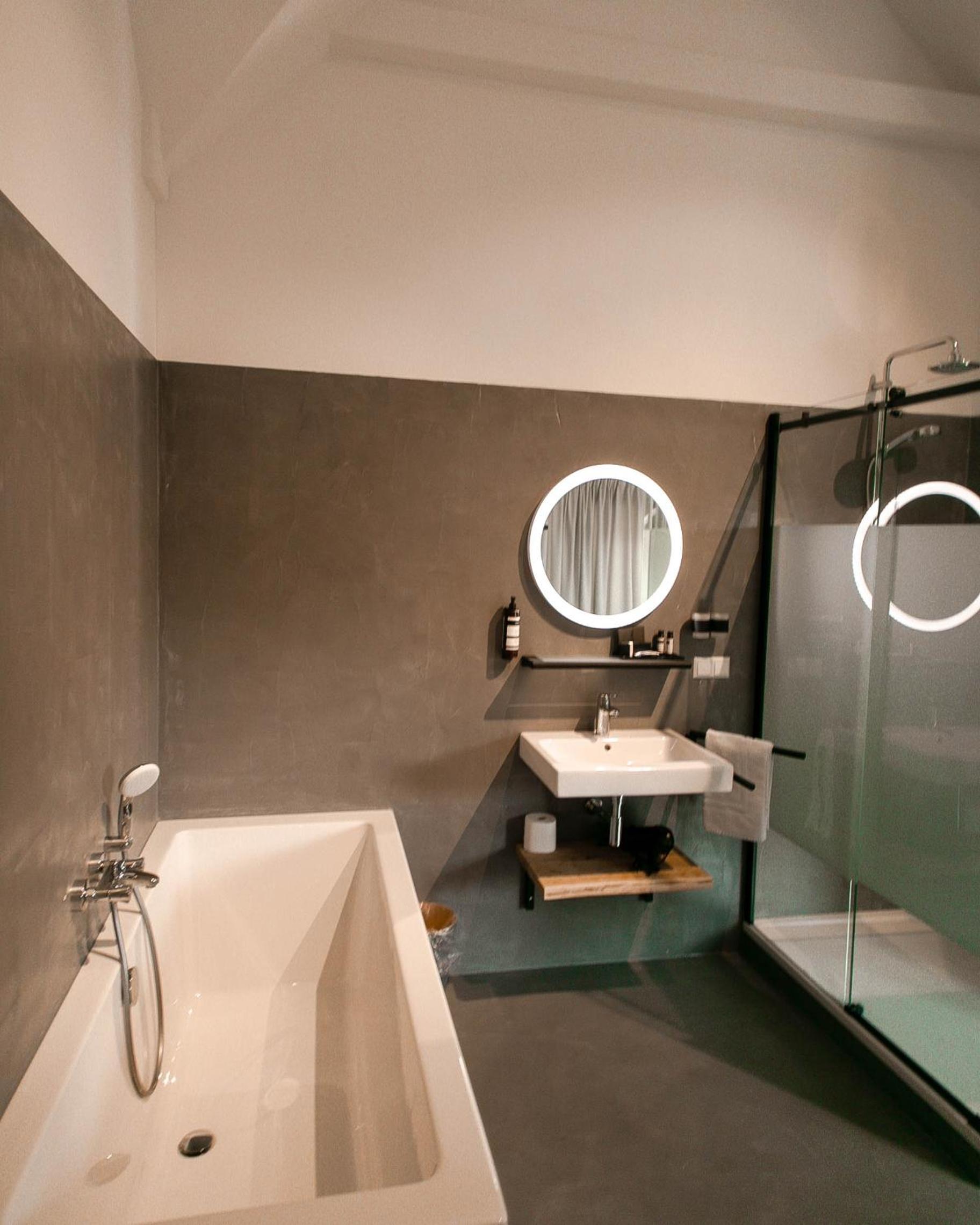 Deluxe Double Room with Balcony photo 2