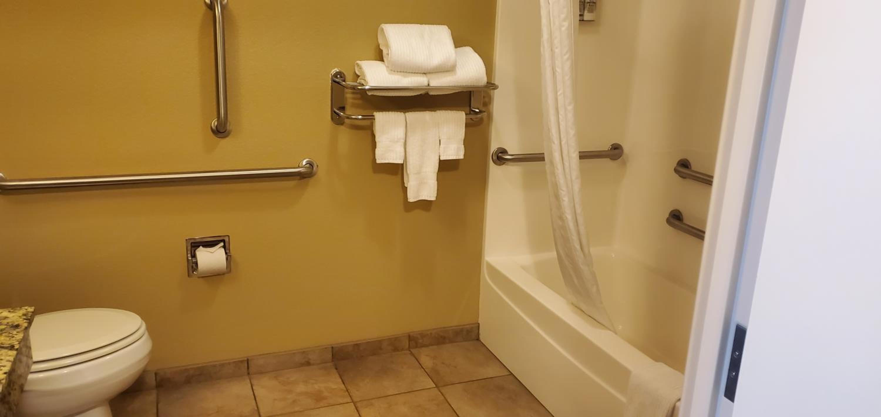 Queen Room - Mobility/Hearing Access - Non-Smoking  - Photo 3