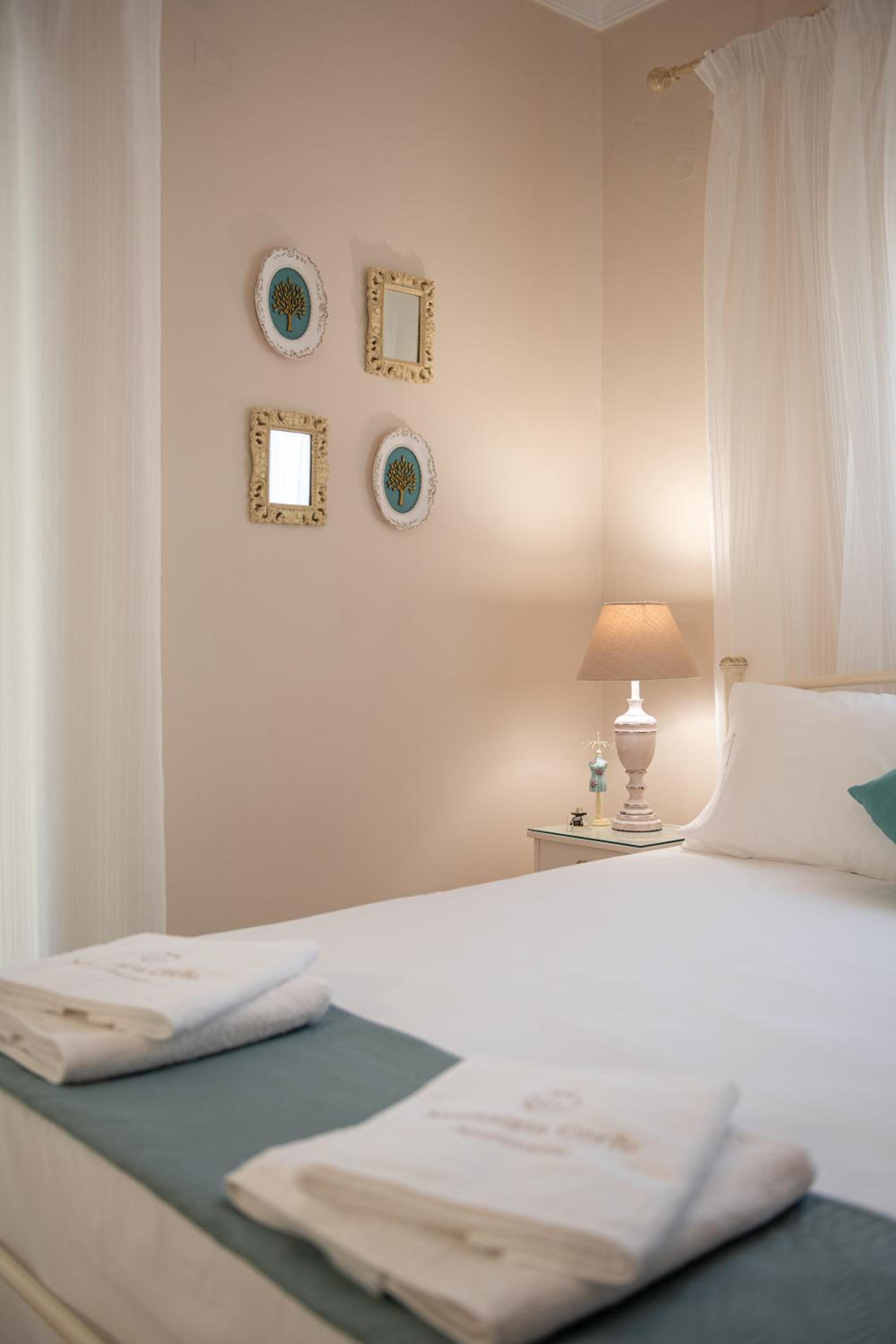 One-Bedroom Apartment - Photo 2