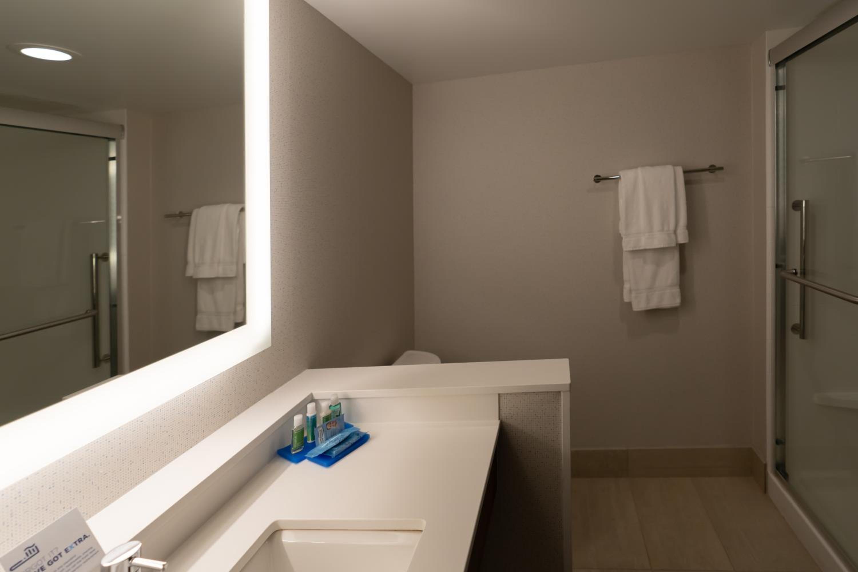 Standard Queen Room with Two Queen Beds and Mobility Accessible Tub