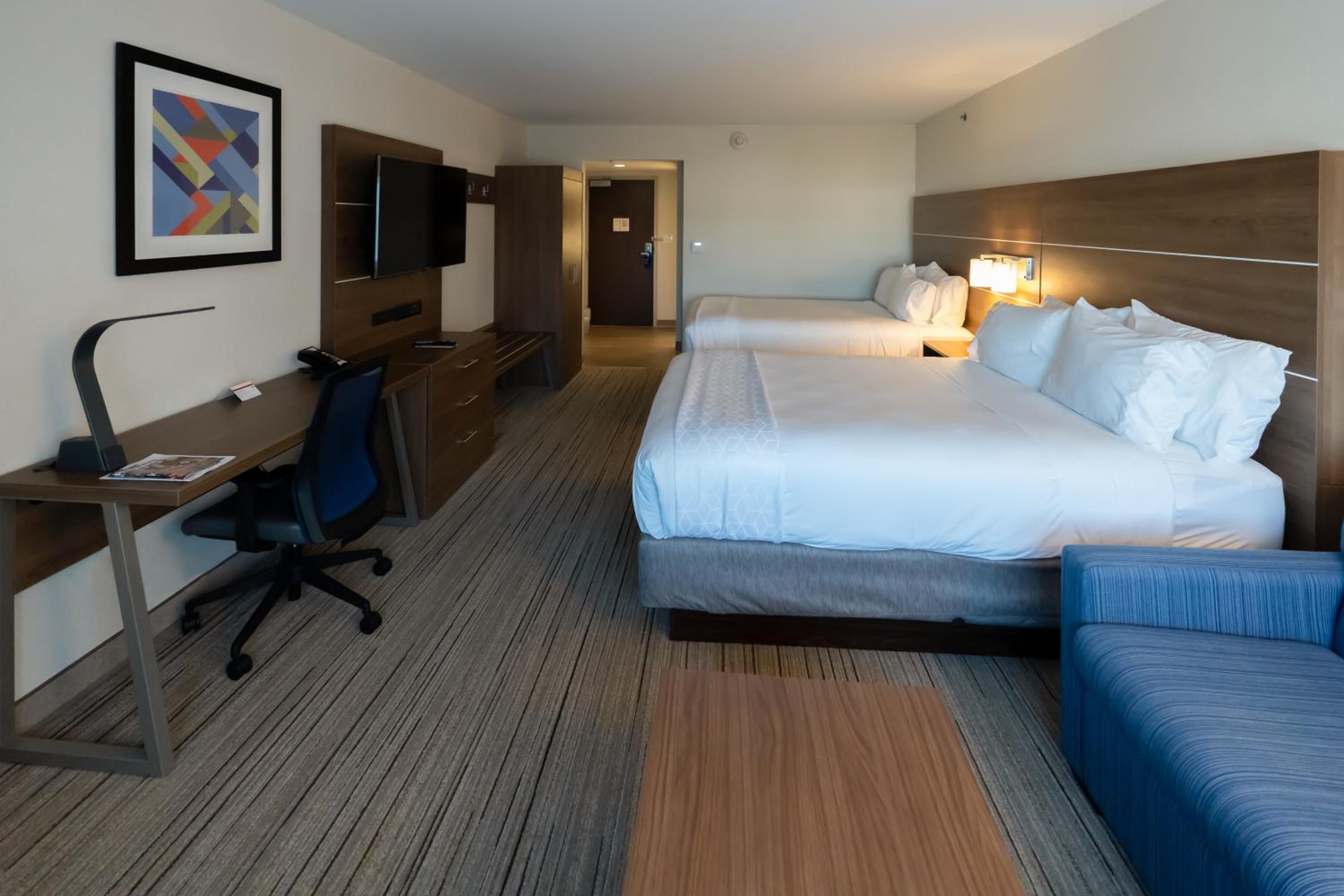 Standard Queen Room with Two Queen Beds and Mobility Accessible Tub