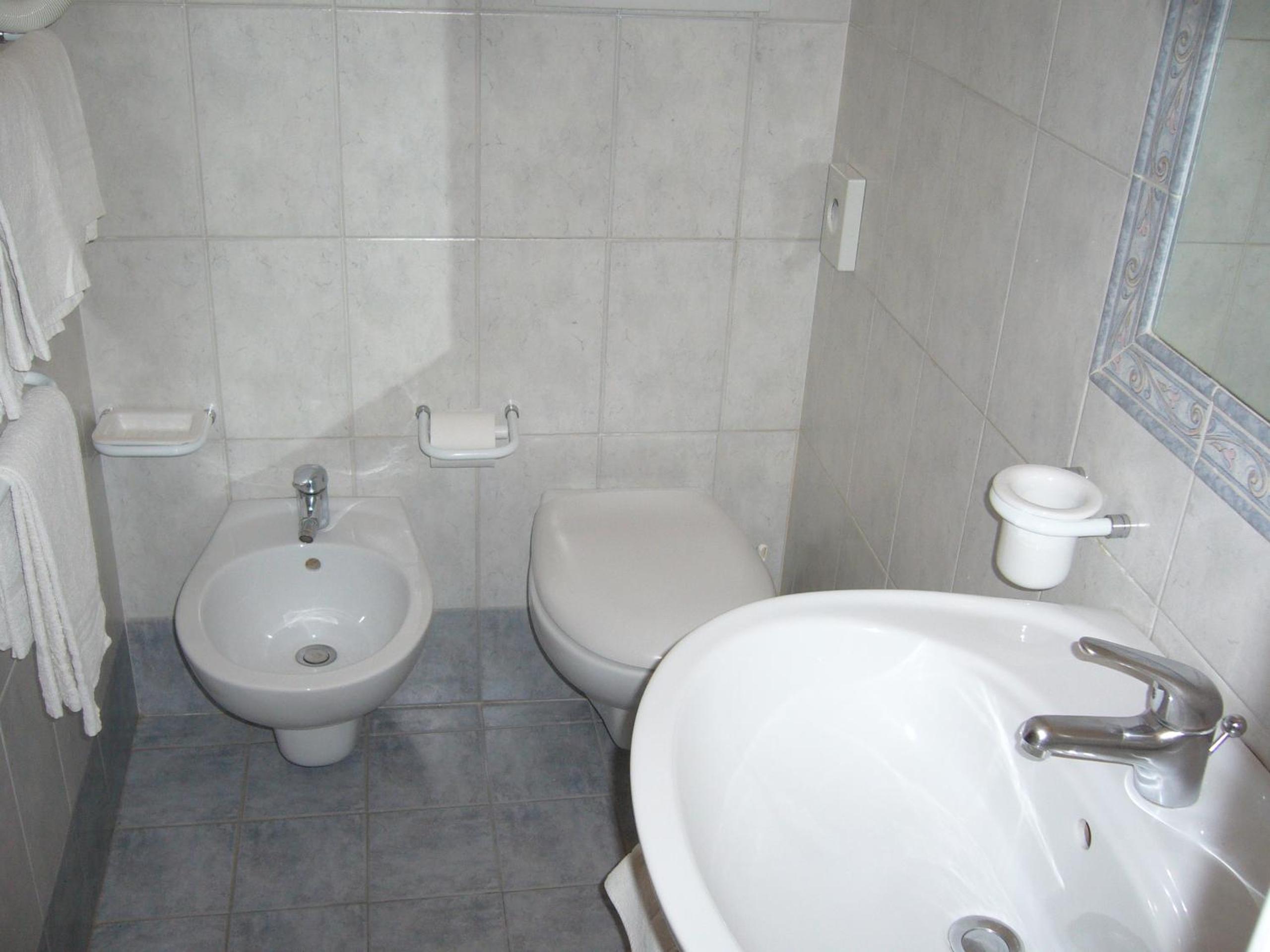 Classic Double or Twin Room with Balcony - Photo 3