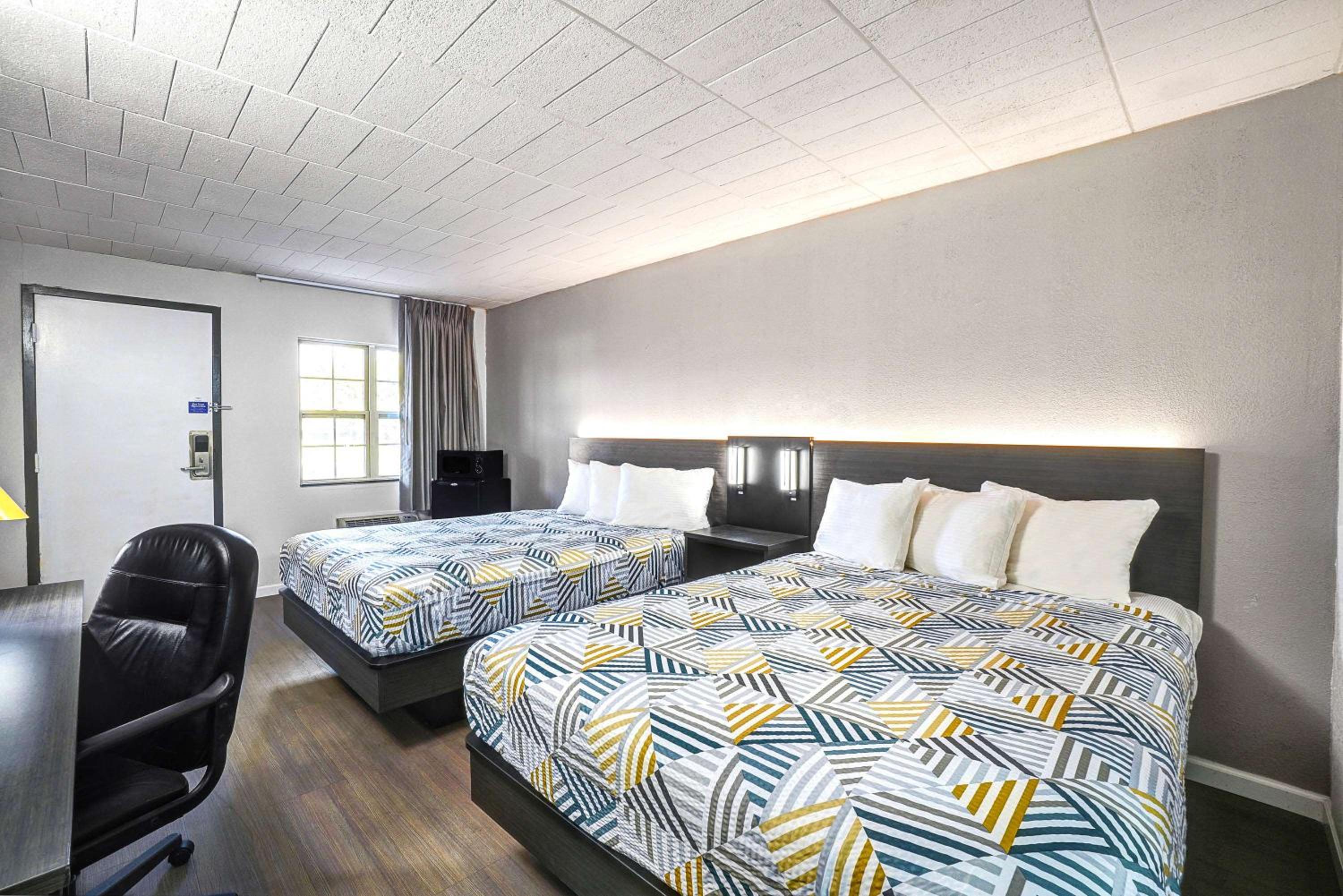 Deluxe Queen Room with Two Queen Beds - Non-Smoking - Photo 1