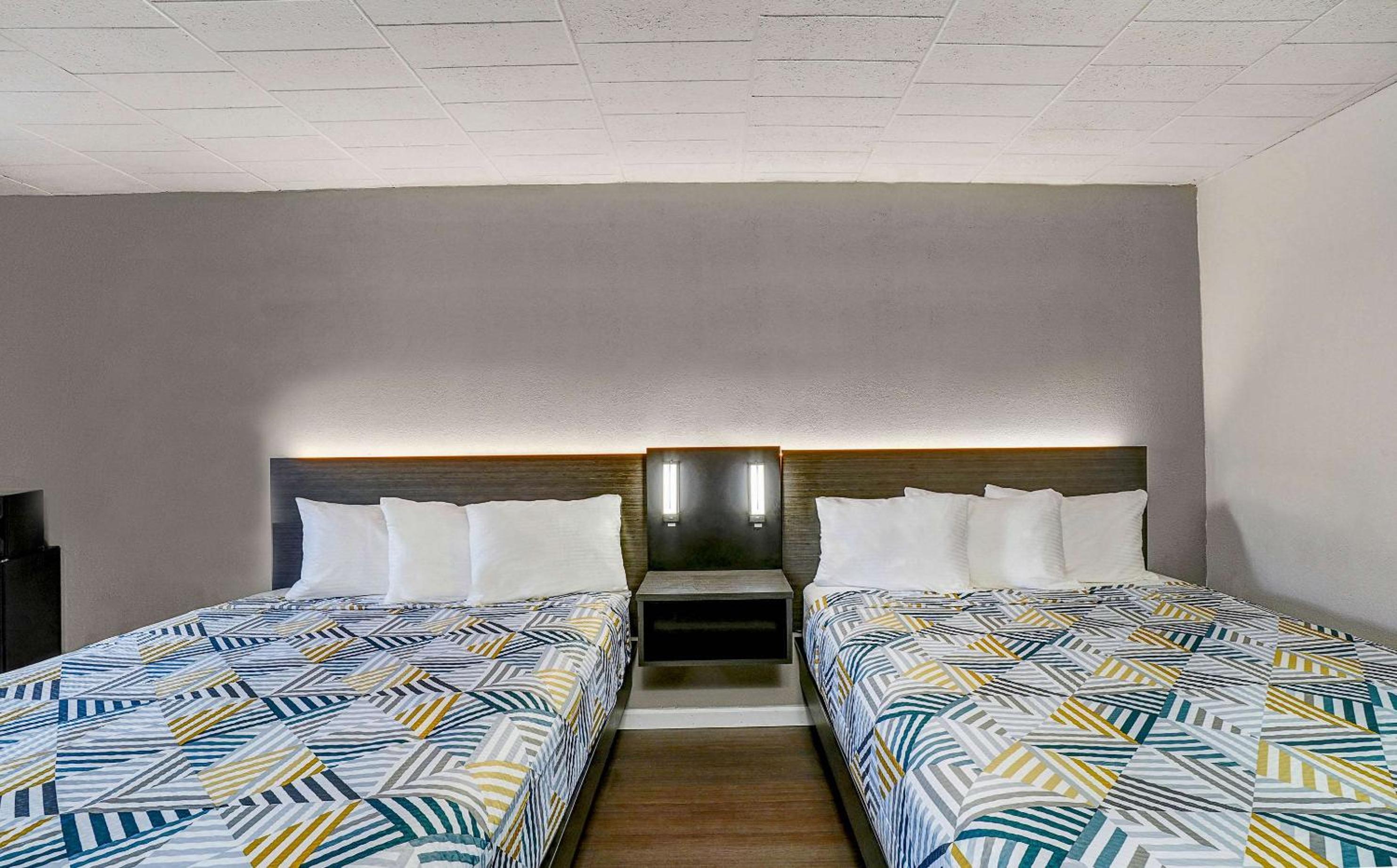 Deluxe Queen Room with Two Queen Beds - Non-Smoking - Photo 2