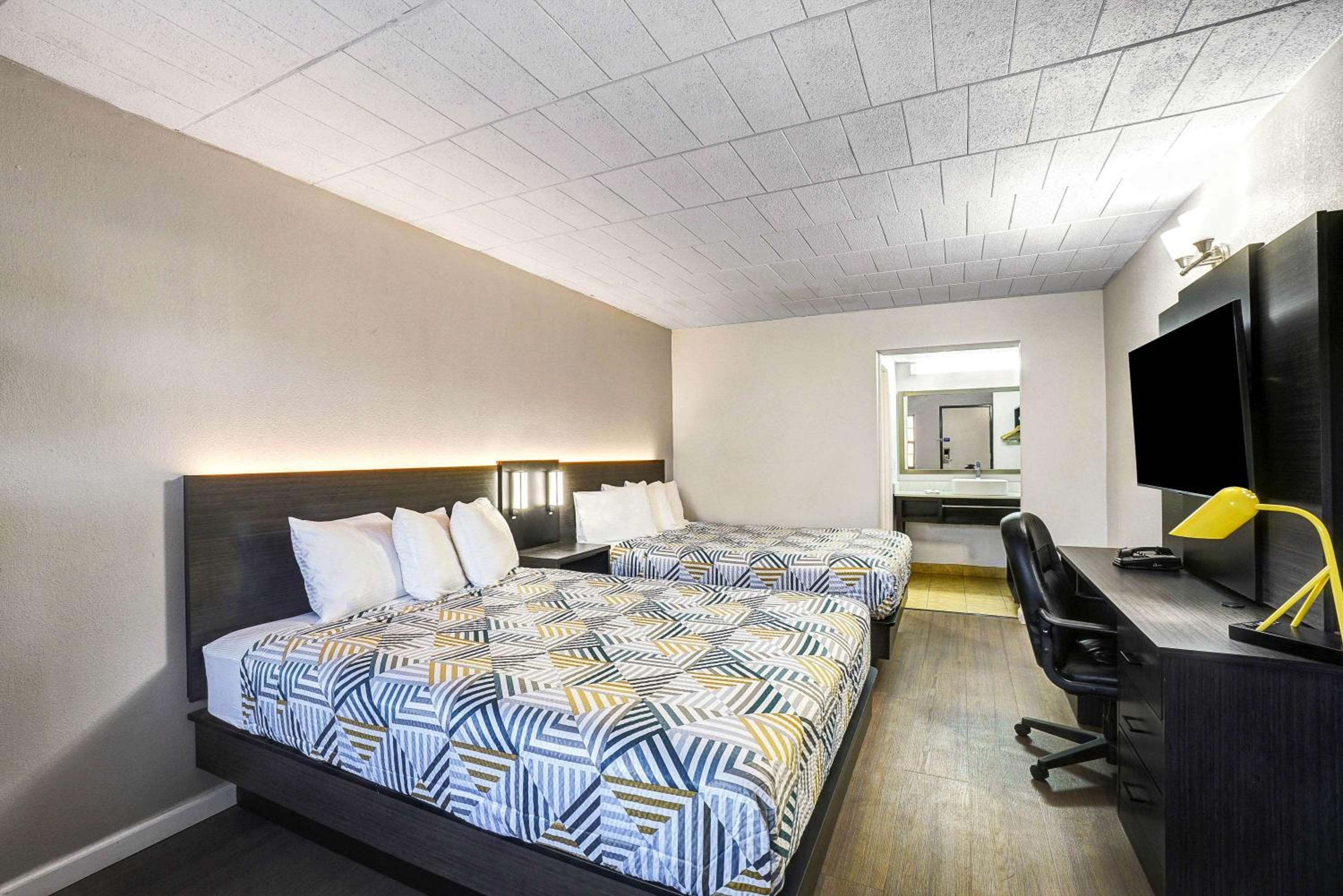 Deluxe Queen Room with Two Queen Beds - Non-Smoking - Photo 3