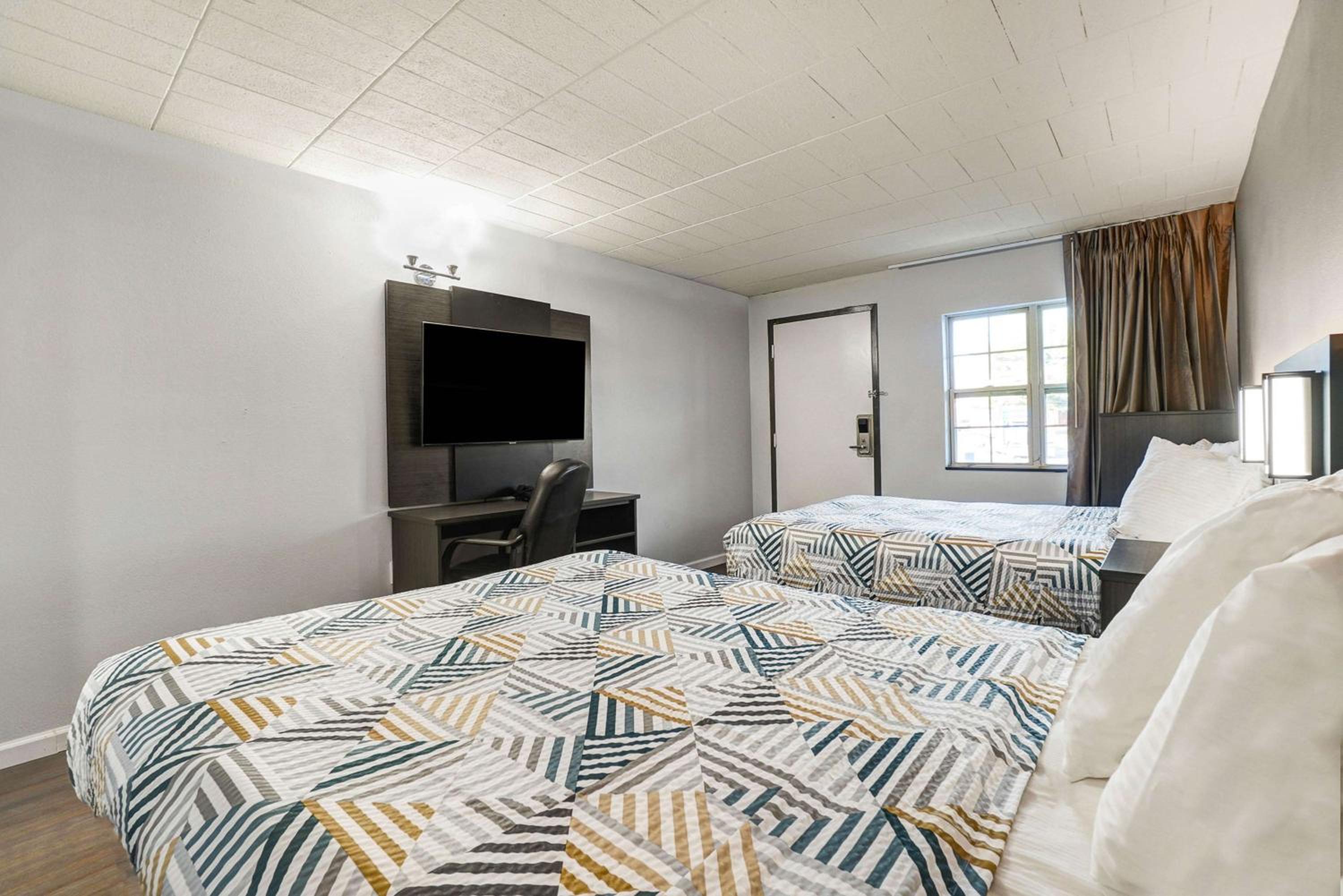 Queen Room with Two Queen Beds - Smoking - Photo 1