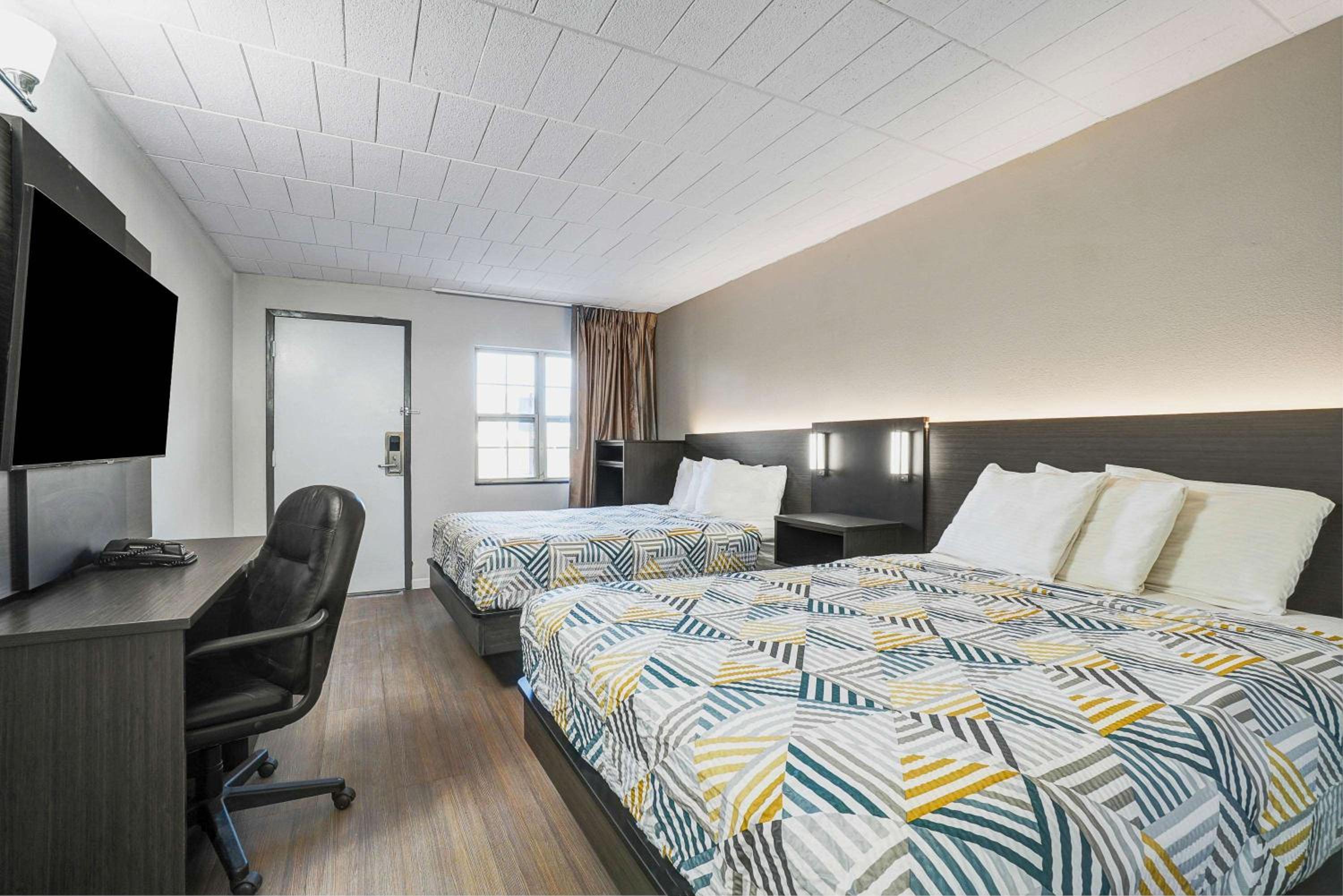 Queen Room with Two Queen Beds - Smoking - Photo 2