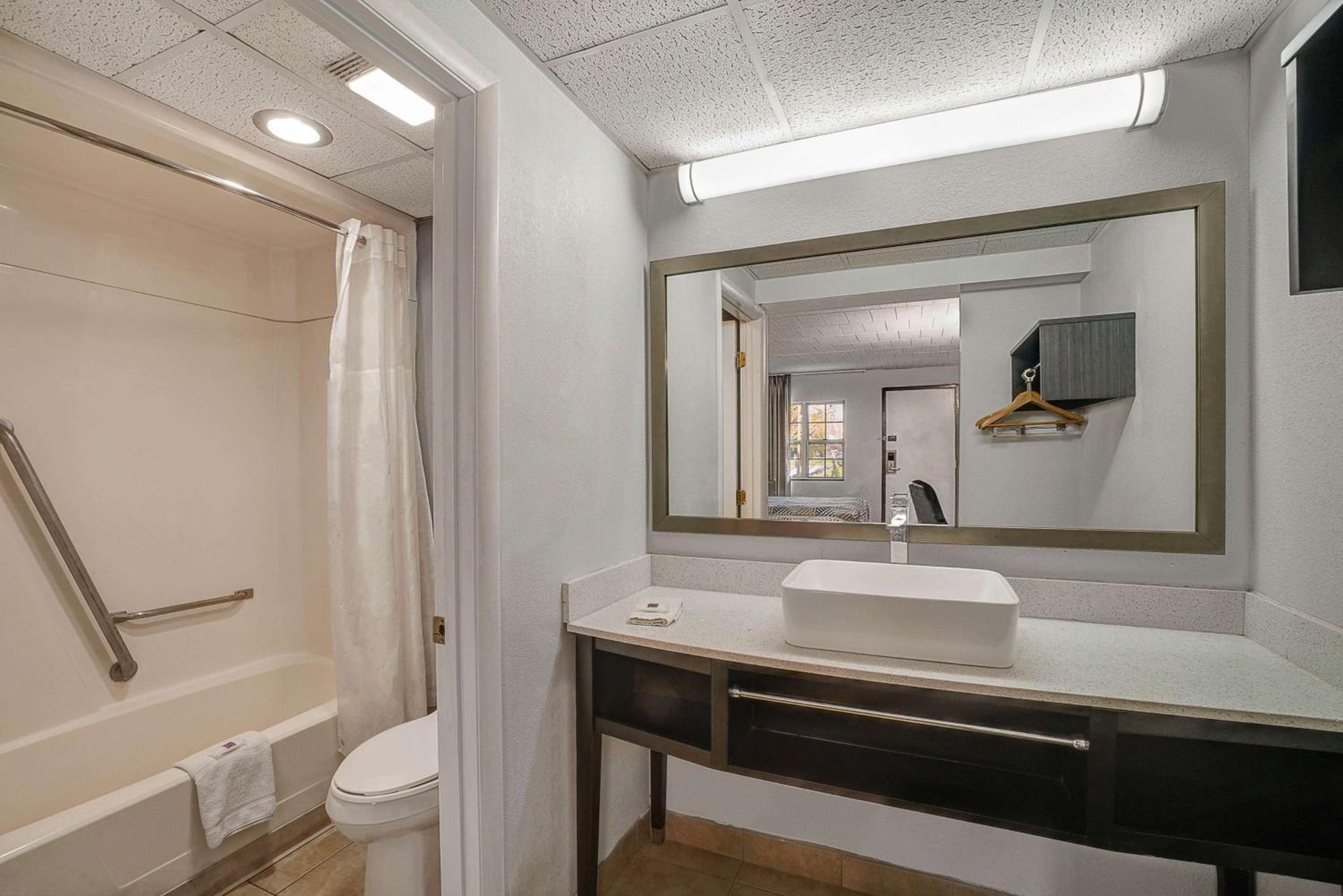 Queen Room with Two Queen Beds - Smoking - Photo 4