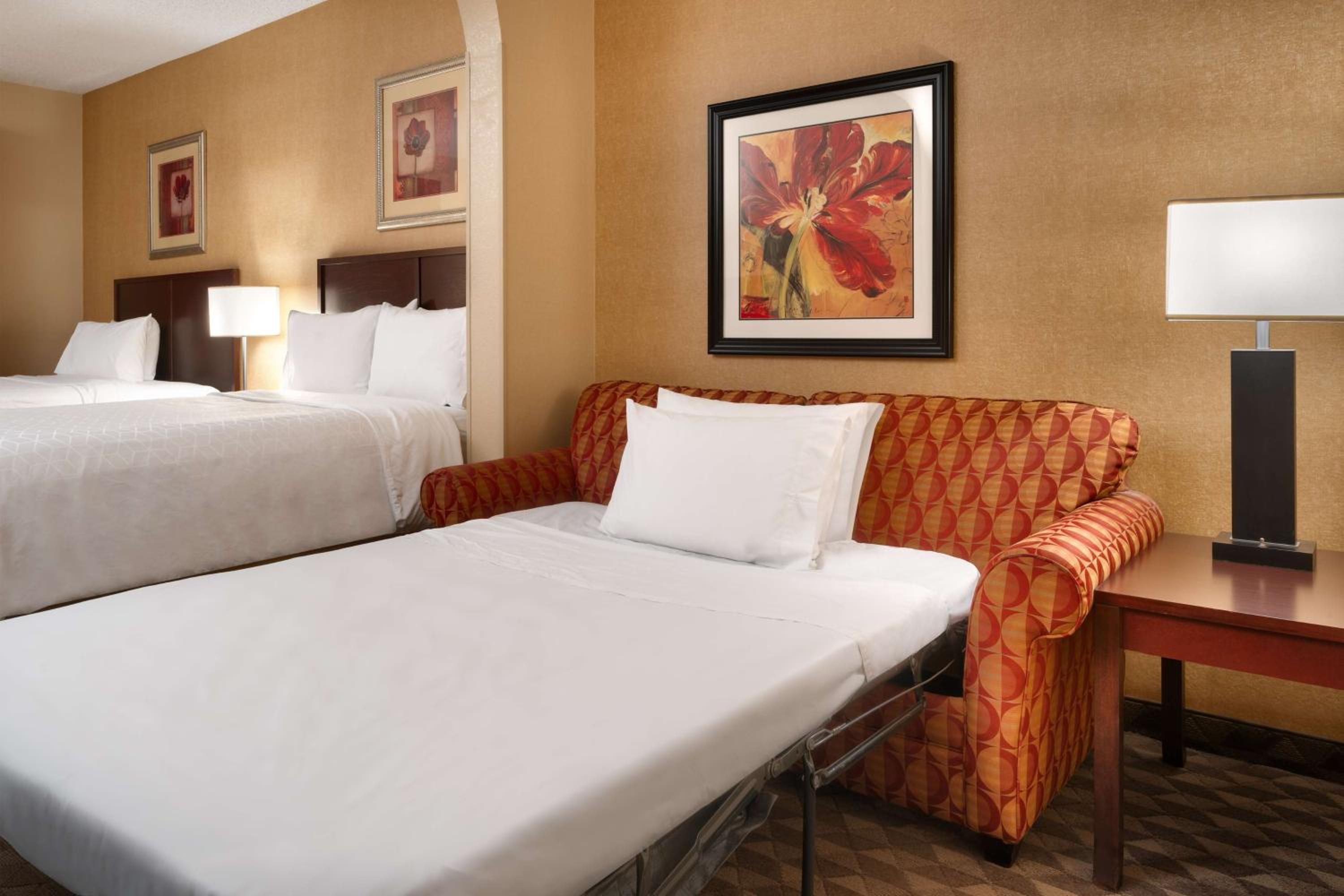 Queen Suite with Two Queen Beds - Photo 4