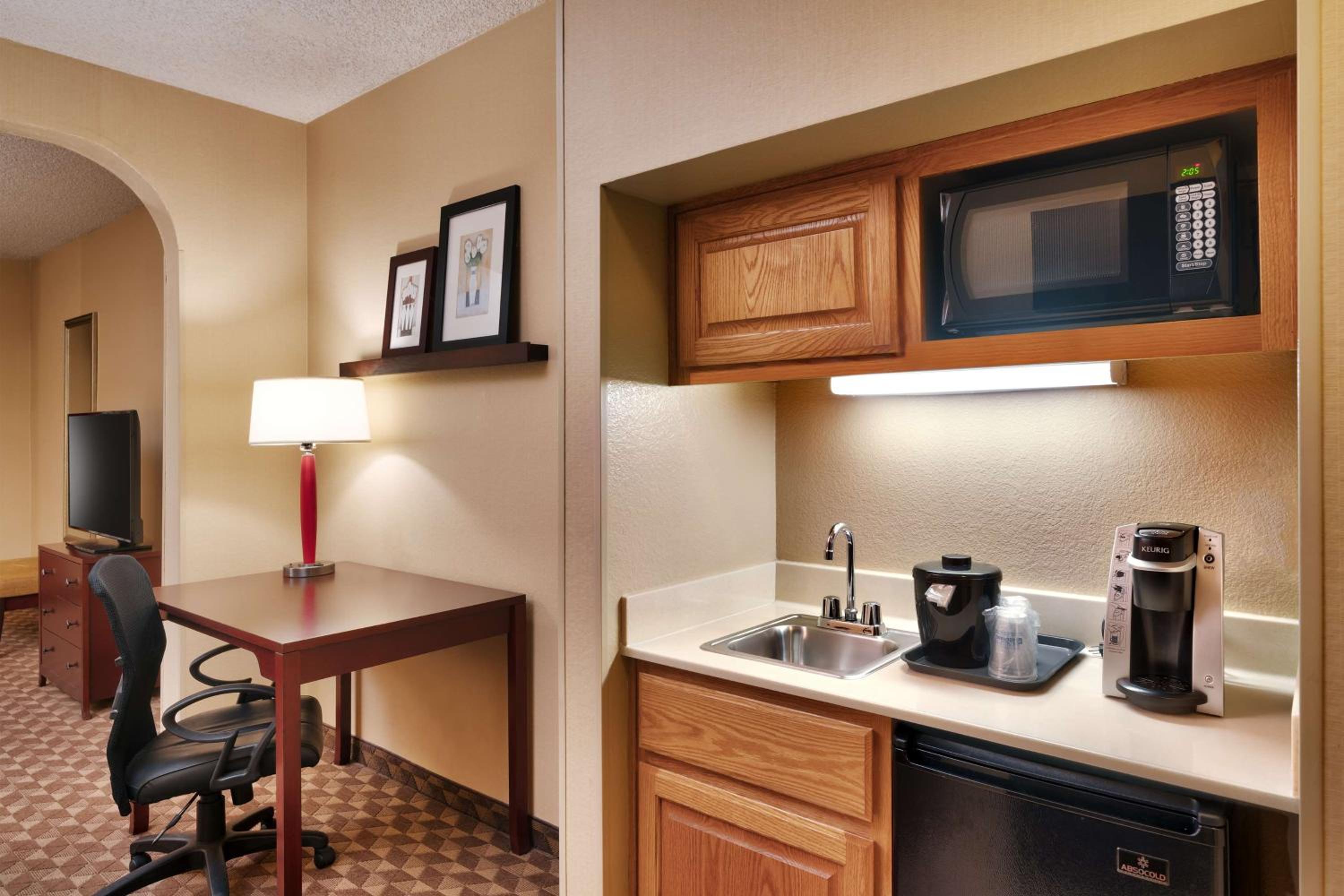 King Suite with Sofa Bed - Non-Smoking - Photo 2