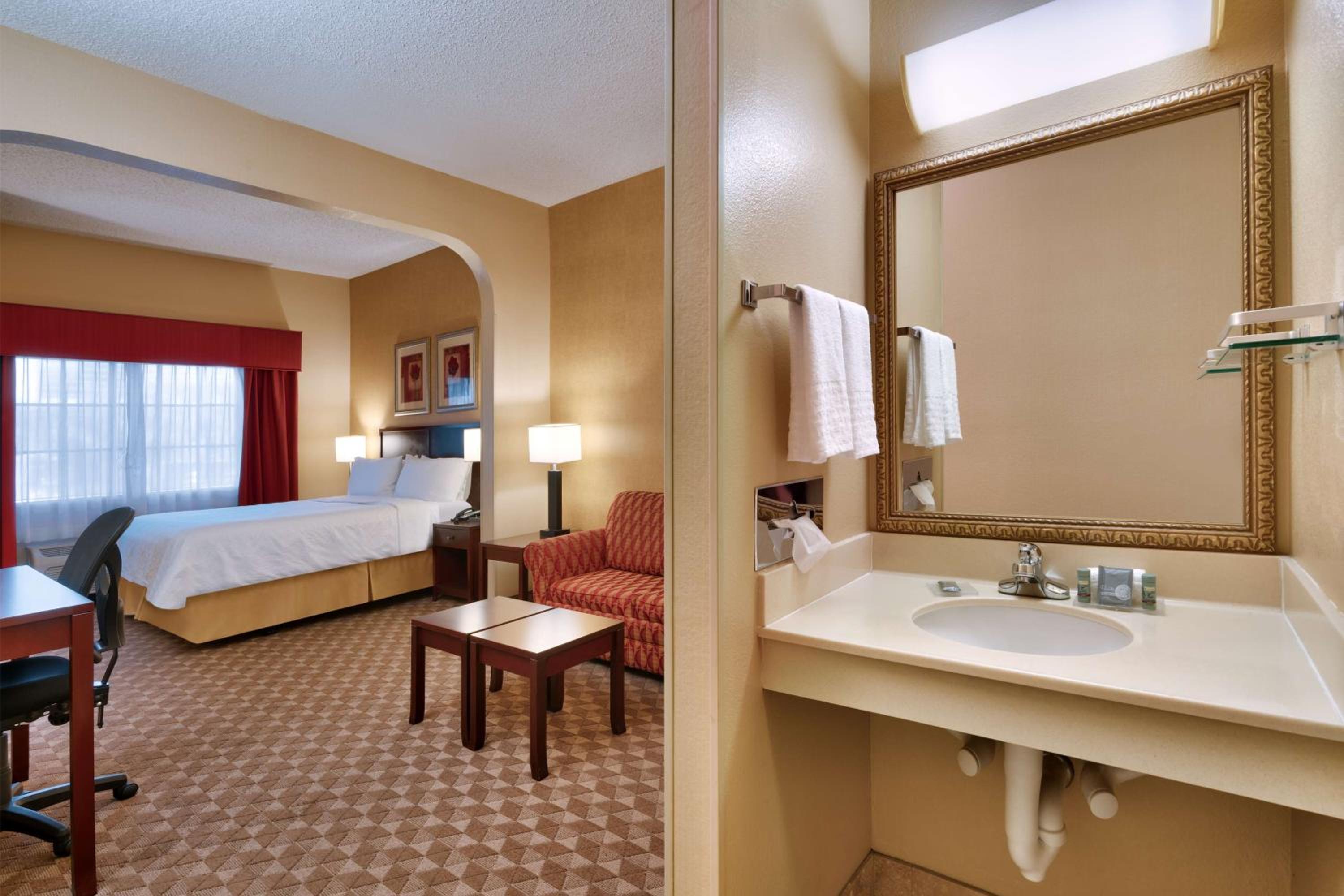 King Room with Bath Tub - Disability Access/Non-Smoking  - Photo 3