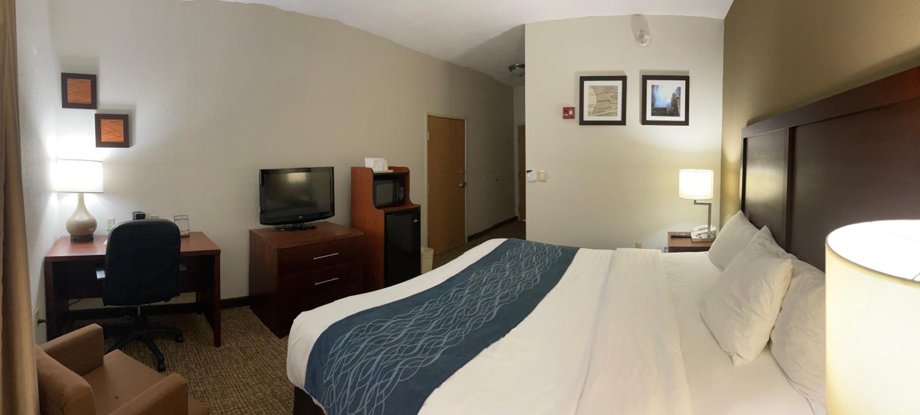 Standard King Room With Tub - Accessible/Non-Smoking photo 1