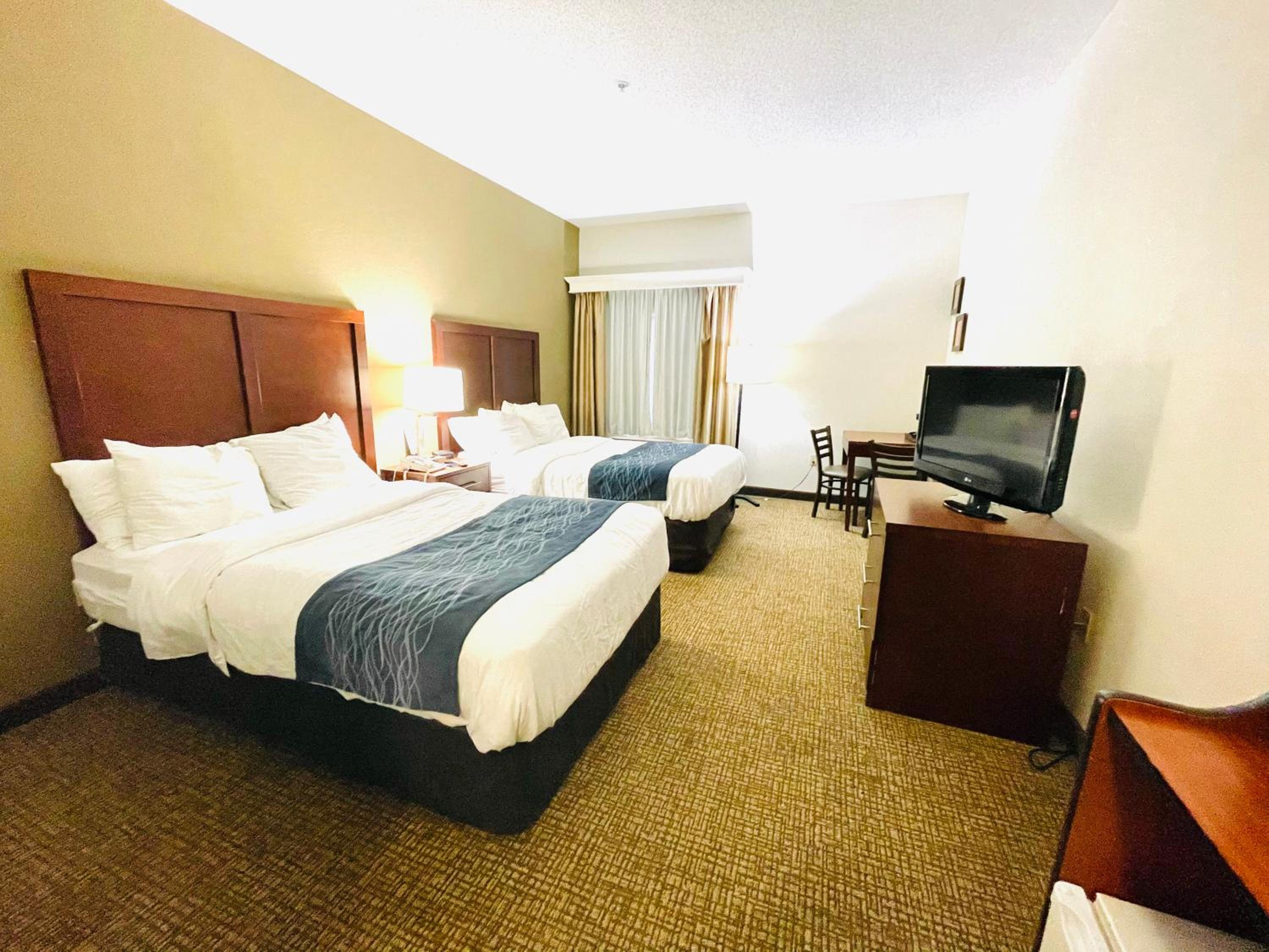 Standard Double Room With Two Double Beds And Tub - Accessible/Non-Smoking photo 1
