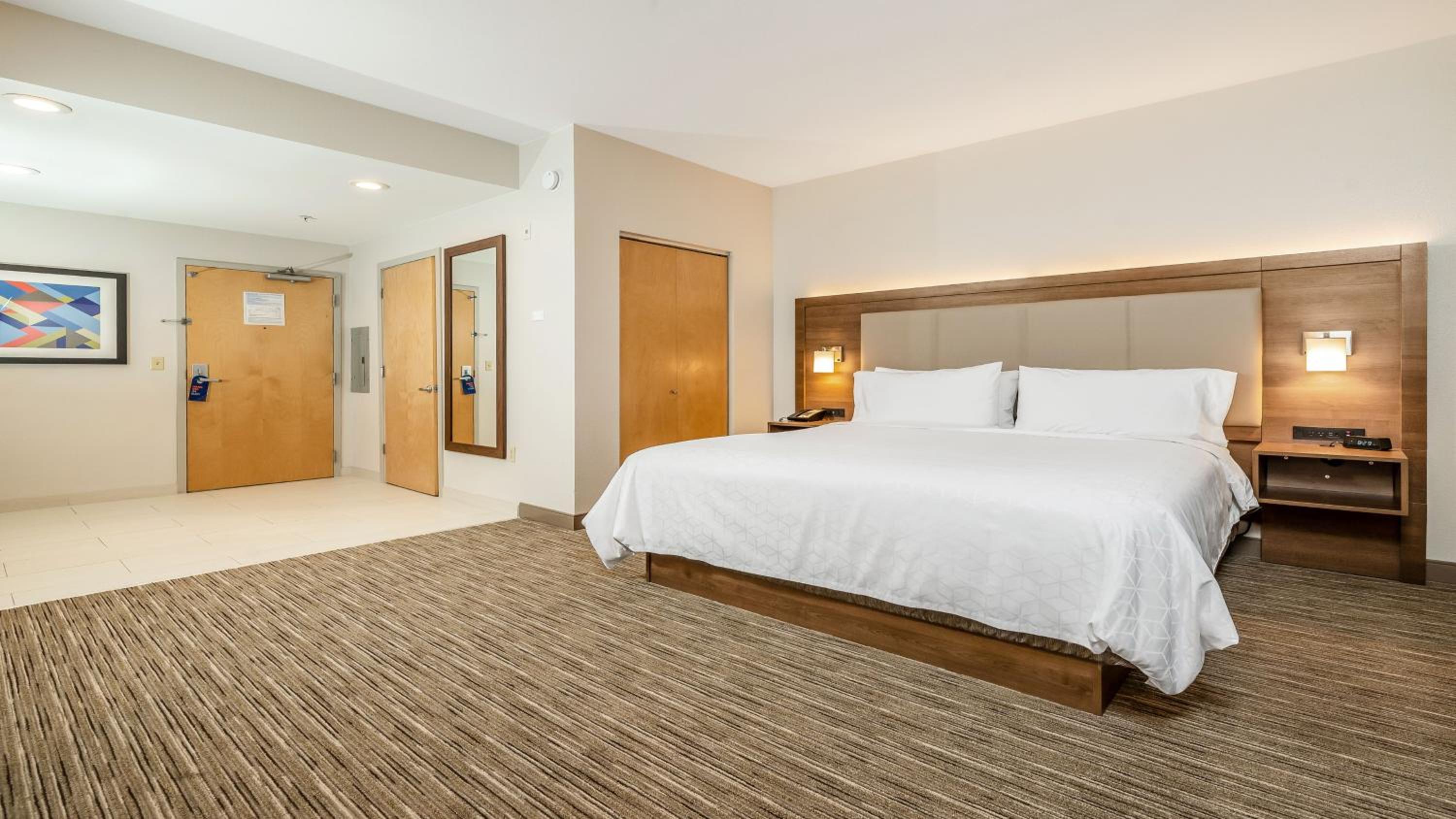 Standard King Room - Photo 16