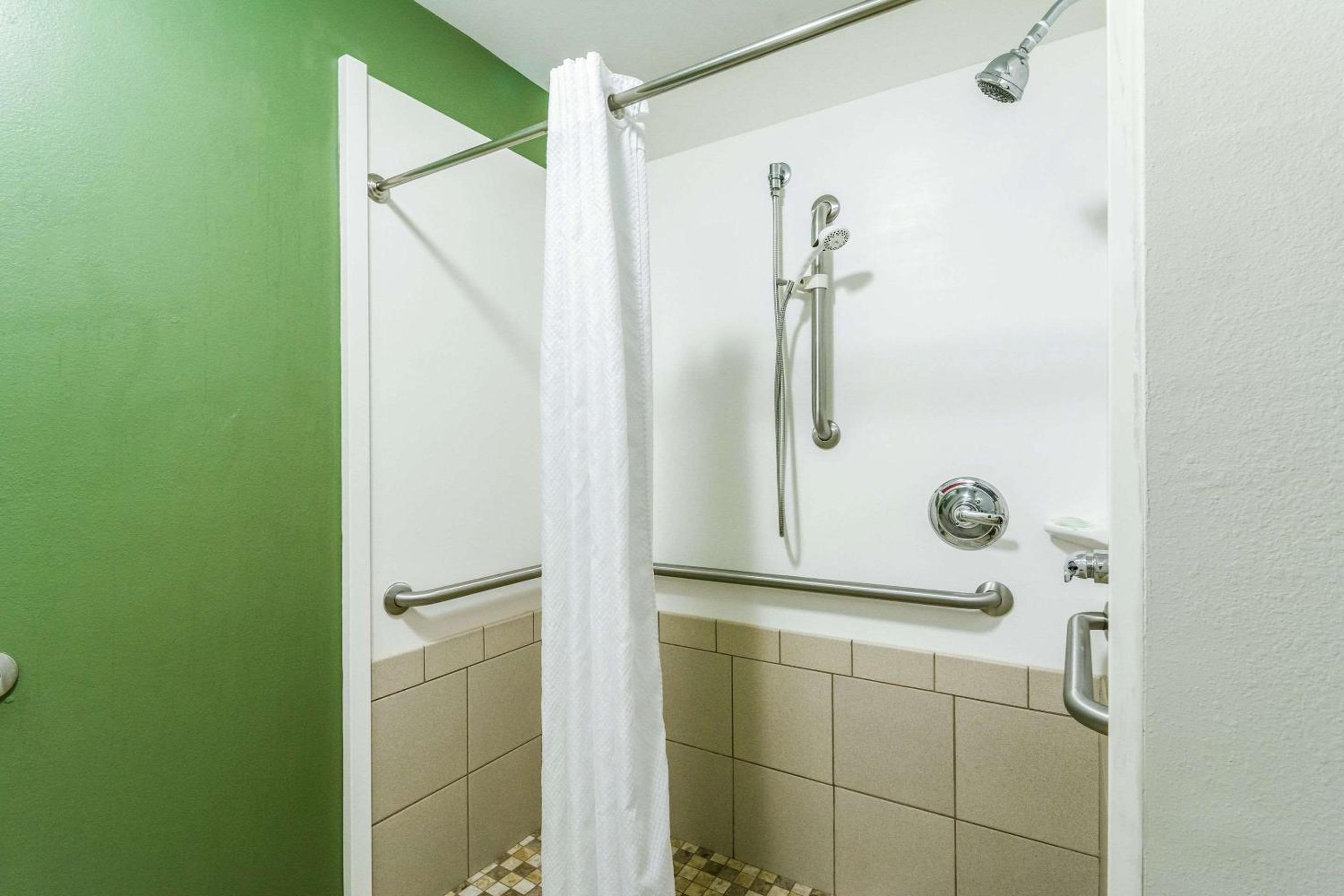 King Suite with Roll-In Shower - Accessible/Non-Smoking photo 2