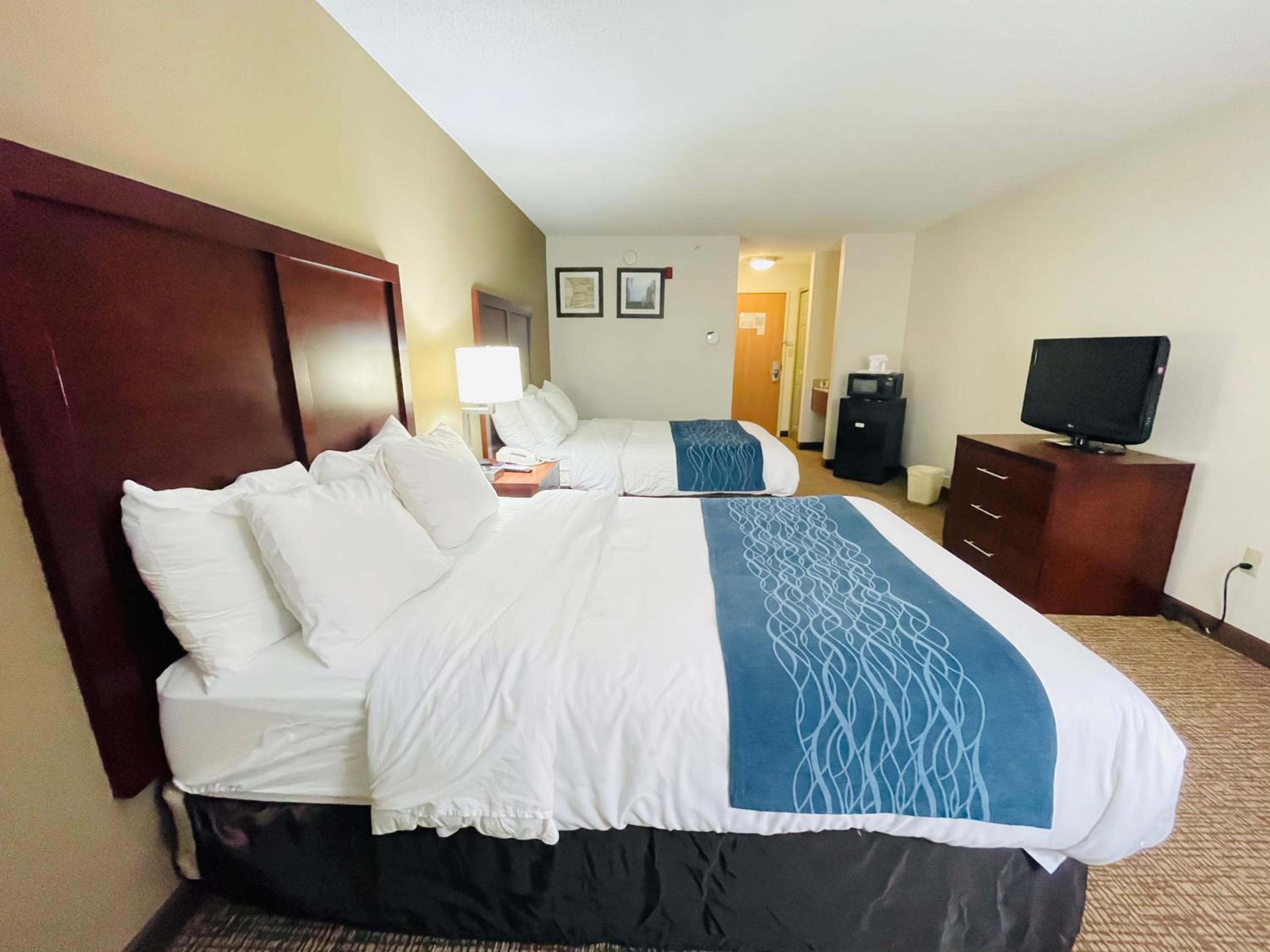 Standard Double Room With Two Double Beds And Tub - Accessible/Non-Smoking photo 3