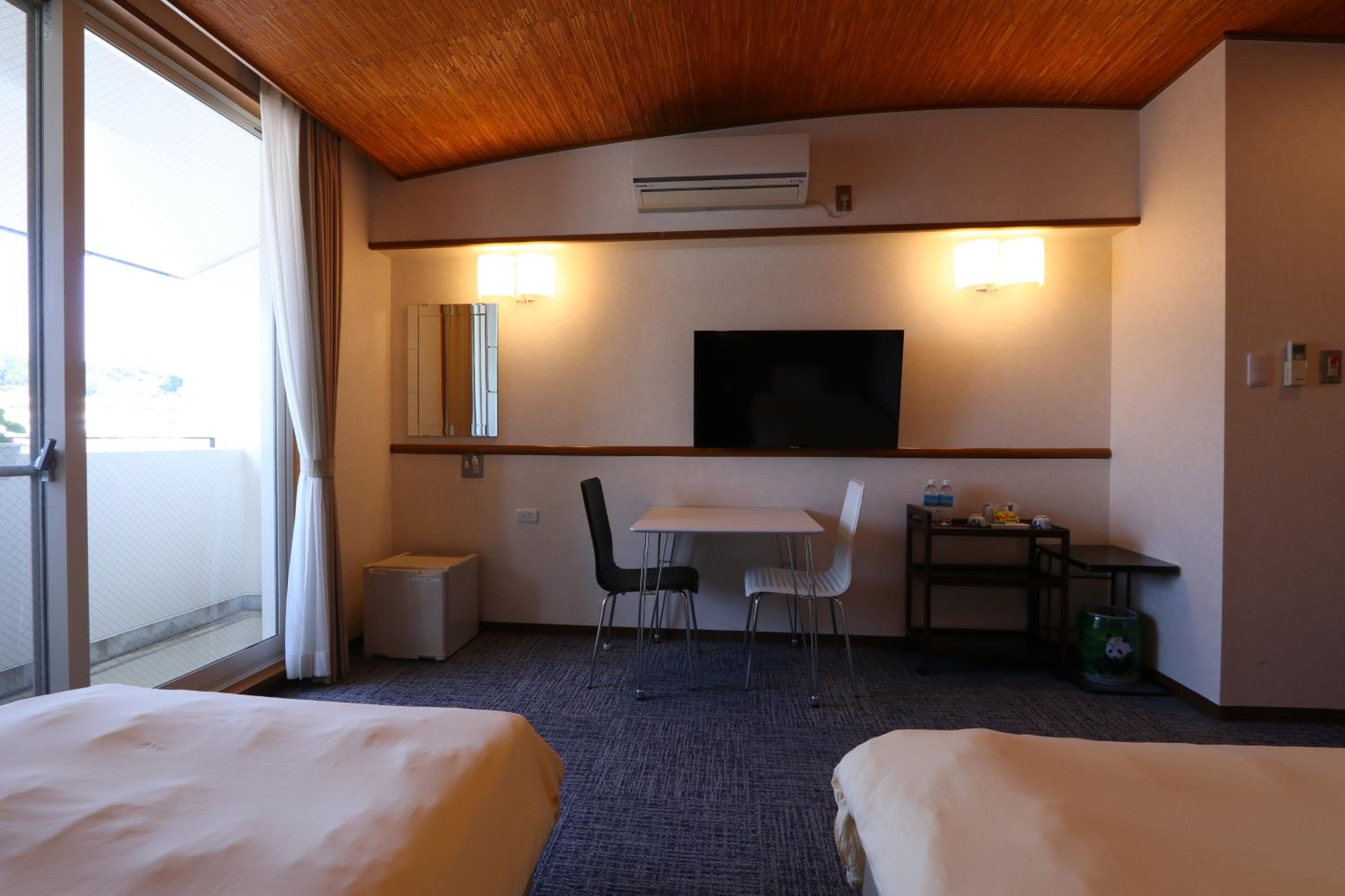 Twin Room with Sea View - Non-Smoking photo 2