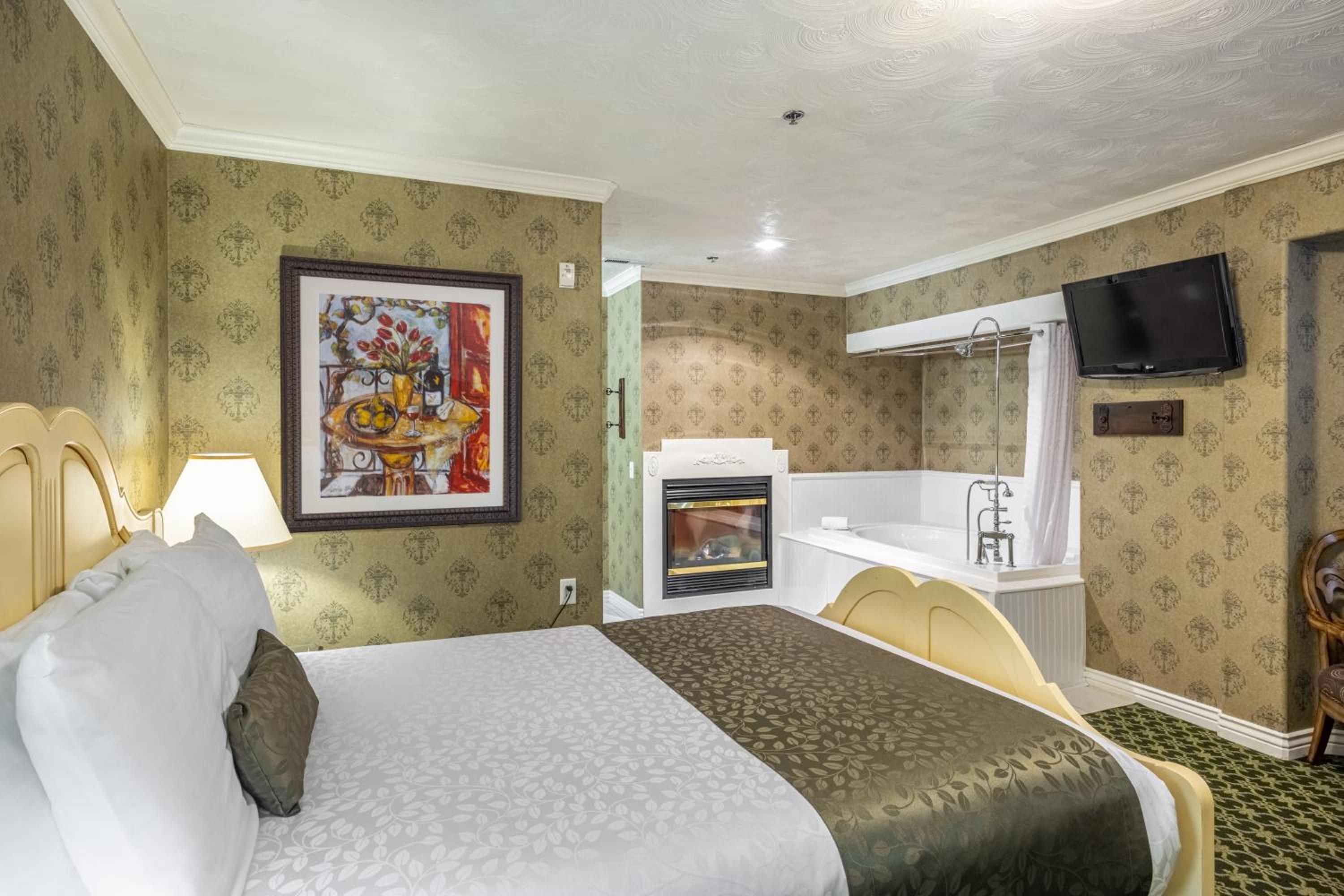 Superior King Room with Spa Bath - No pets photo 2