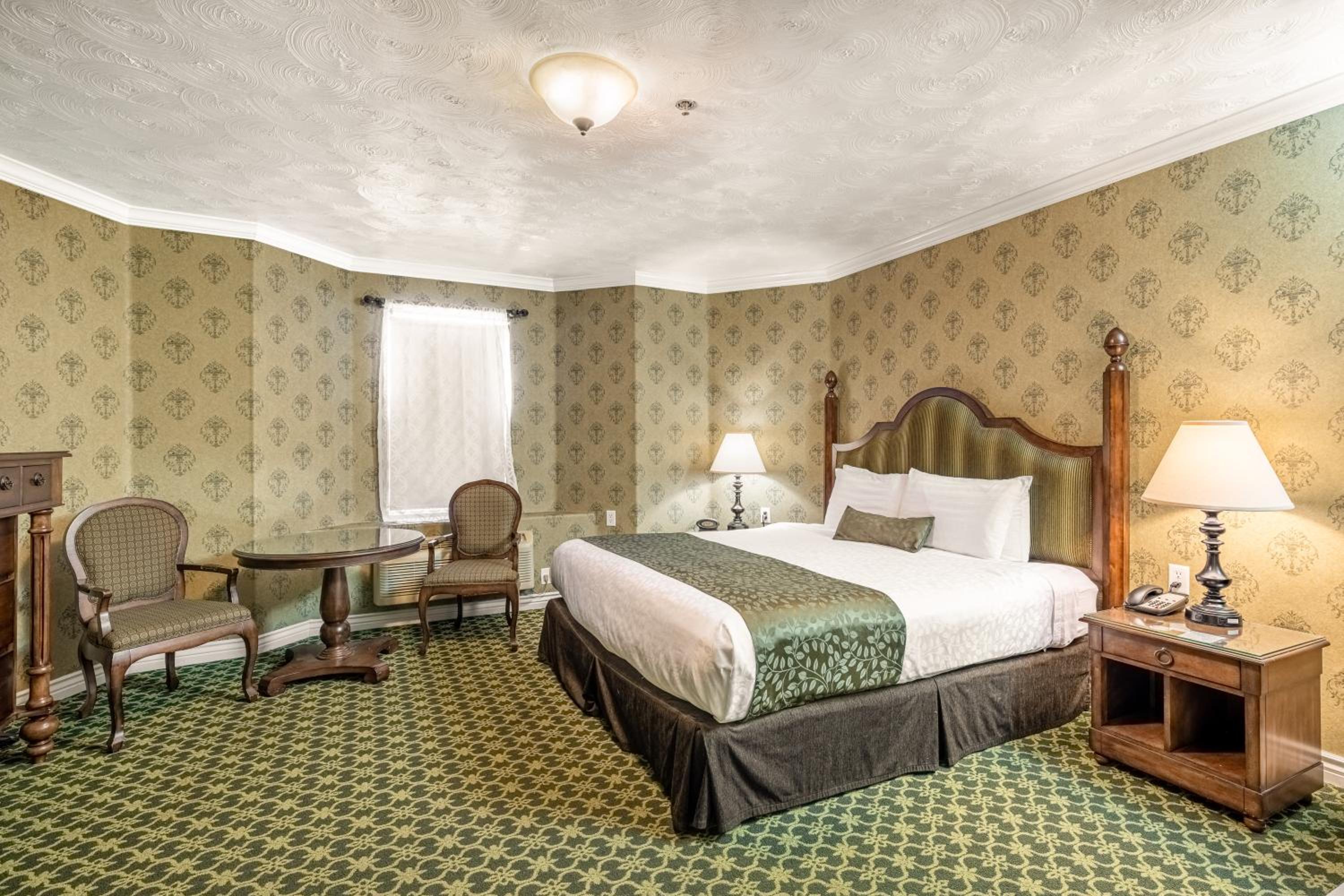 Deluxe King Room - Accessible - No pets photo 1