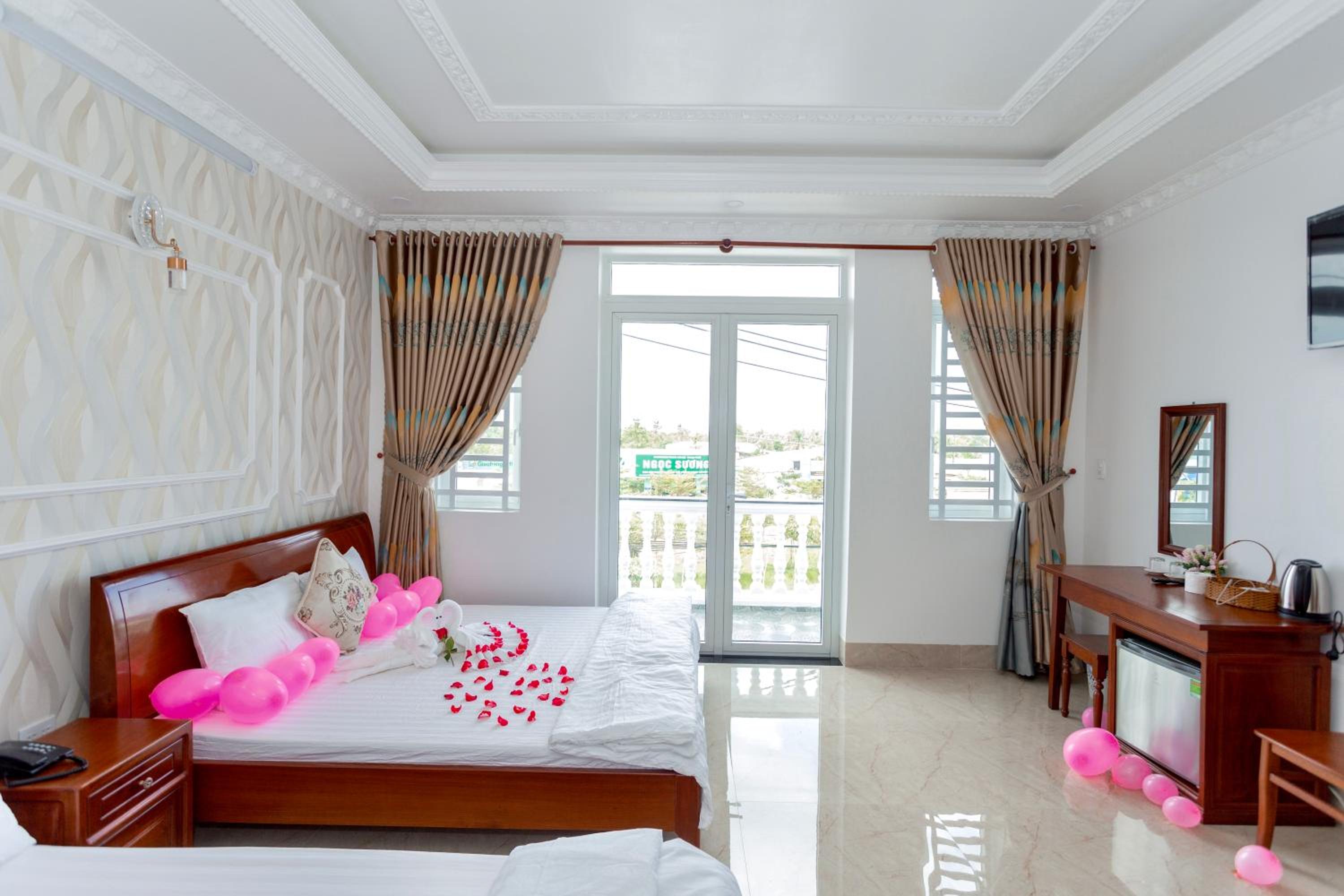 Deluxe Family Room - Photo 2
