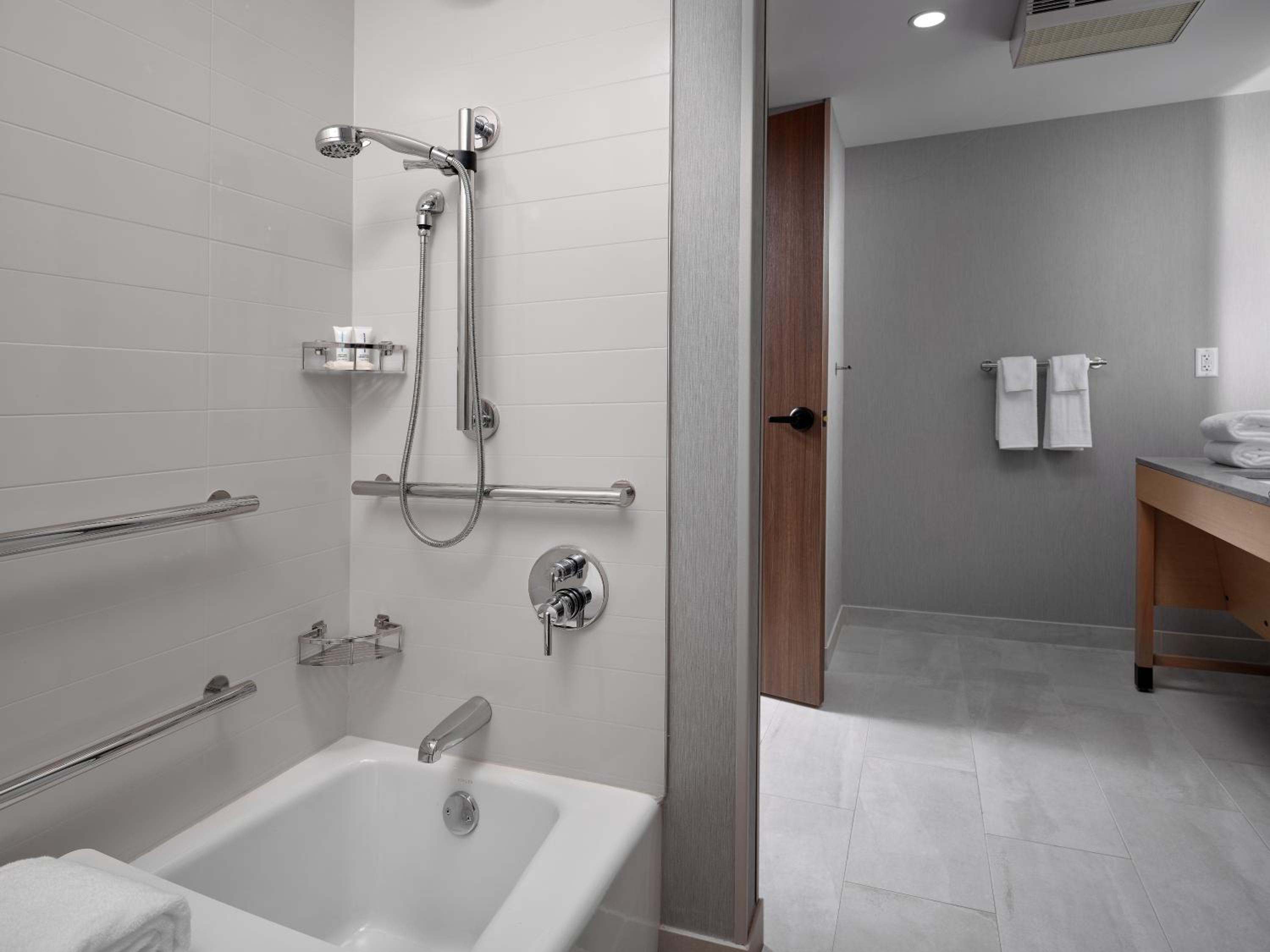 King Room with Sofa Bed and Tub - Disability Access - Photo 8