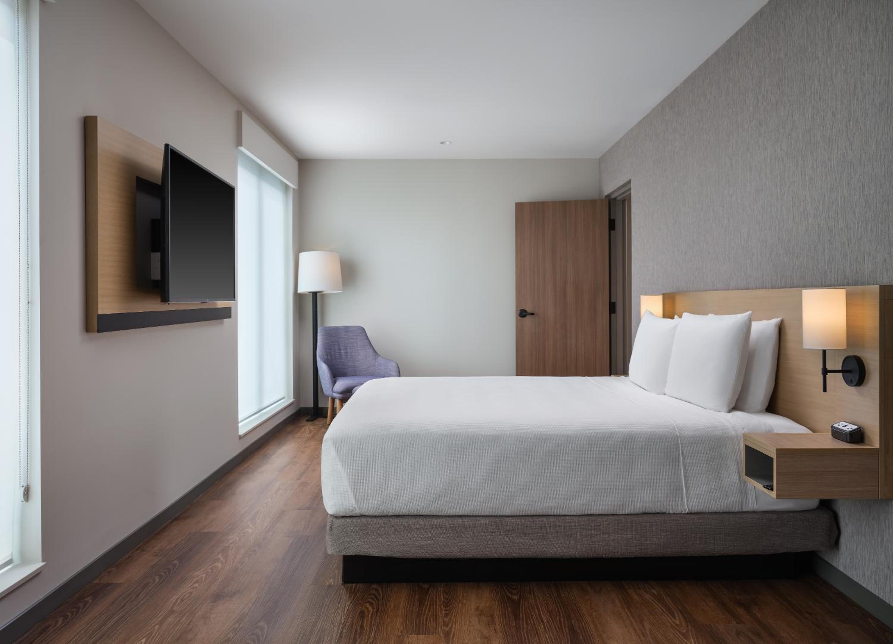 One-Bedroom King Suite with Kitchen and Sofa Bed - Photo 5
