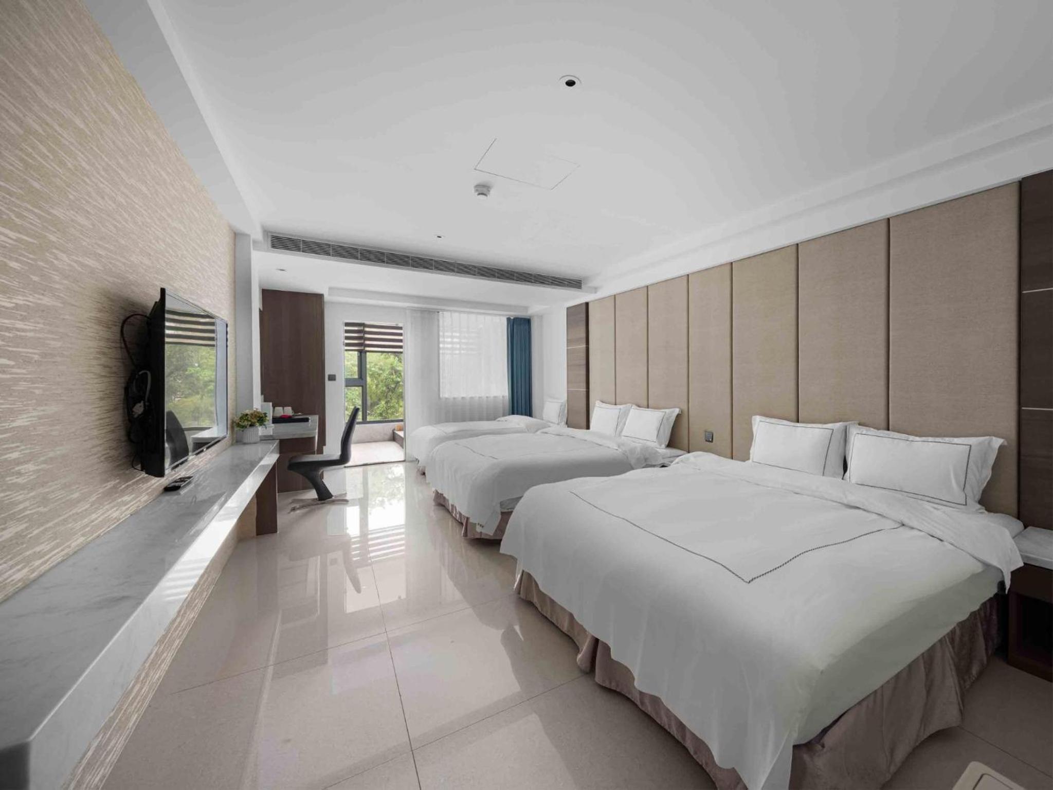 Deluxe Family Room - Photo 1