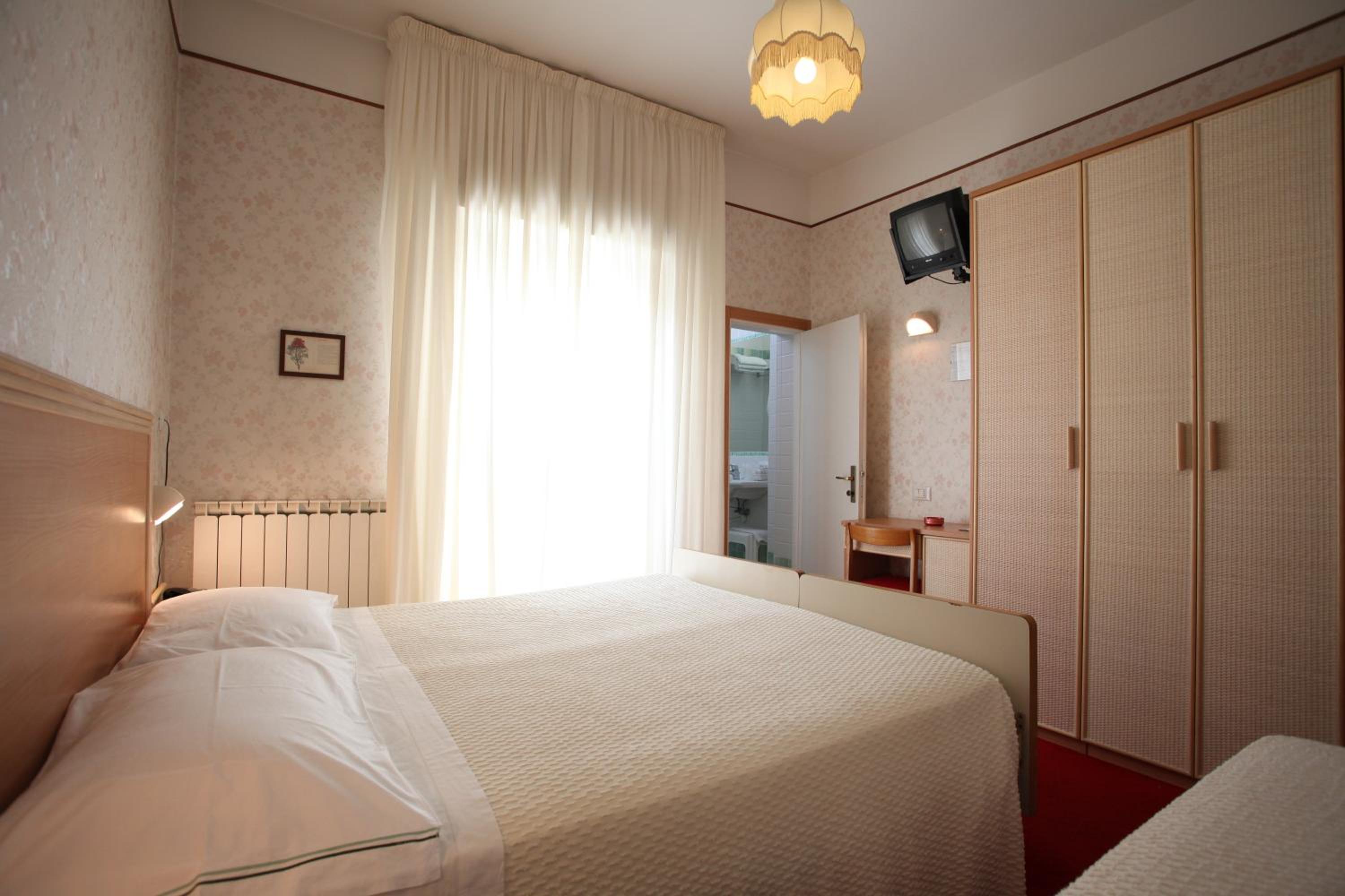 Classic Double or Twin Room with Balcony - Photo 7