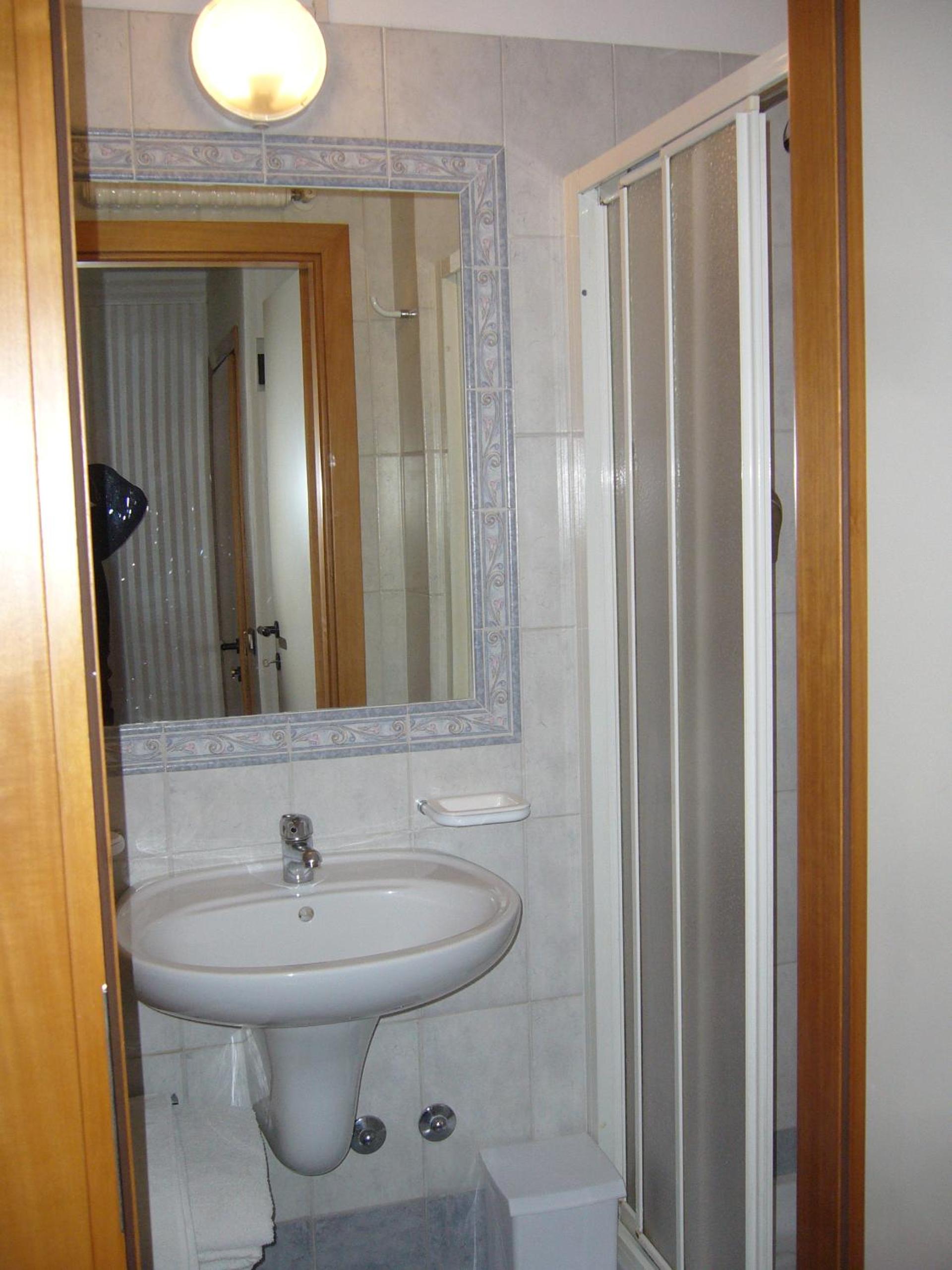 Classic Double or Twin Room with Balcony - Photo 10