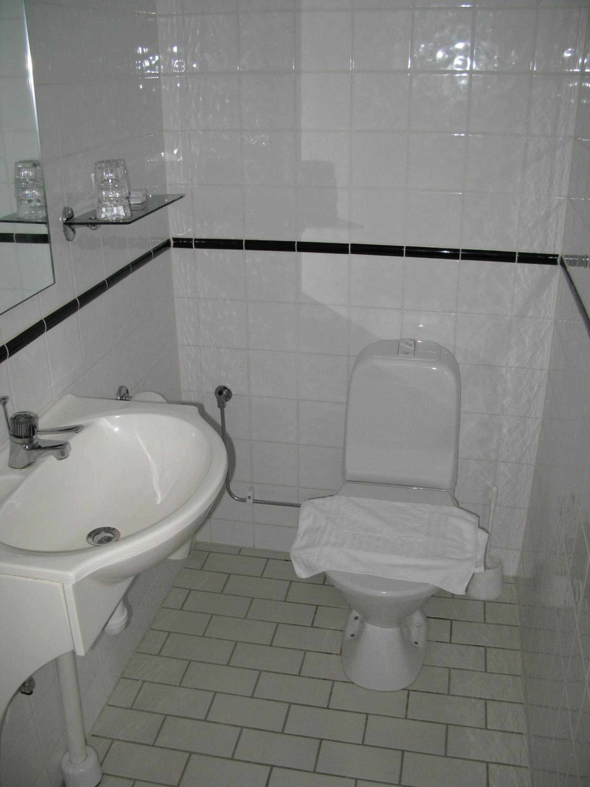 Superior Double Or Twin Room thumbnail 5