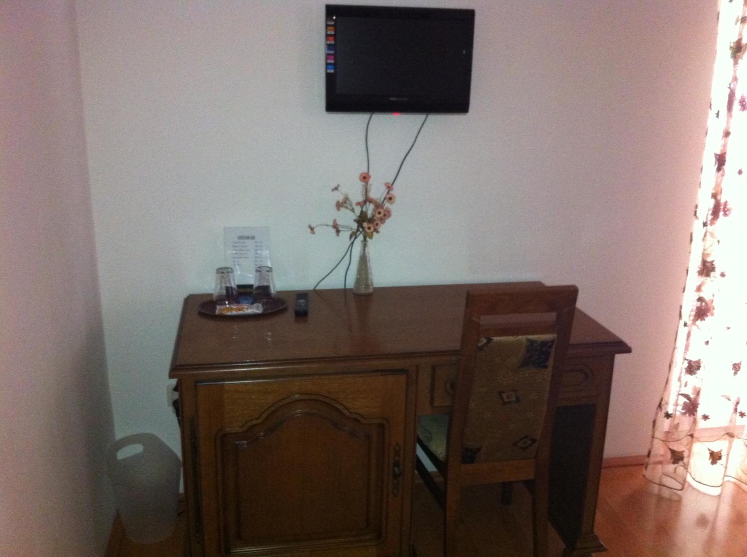 Double or Twin Room - Photo 7