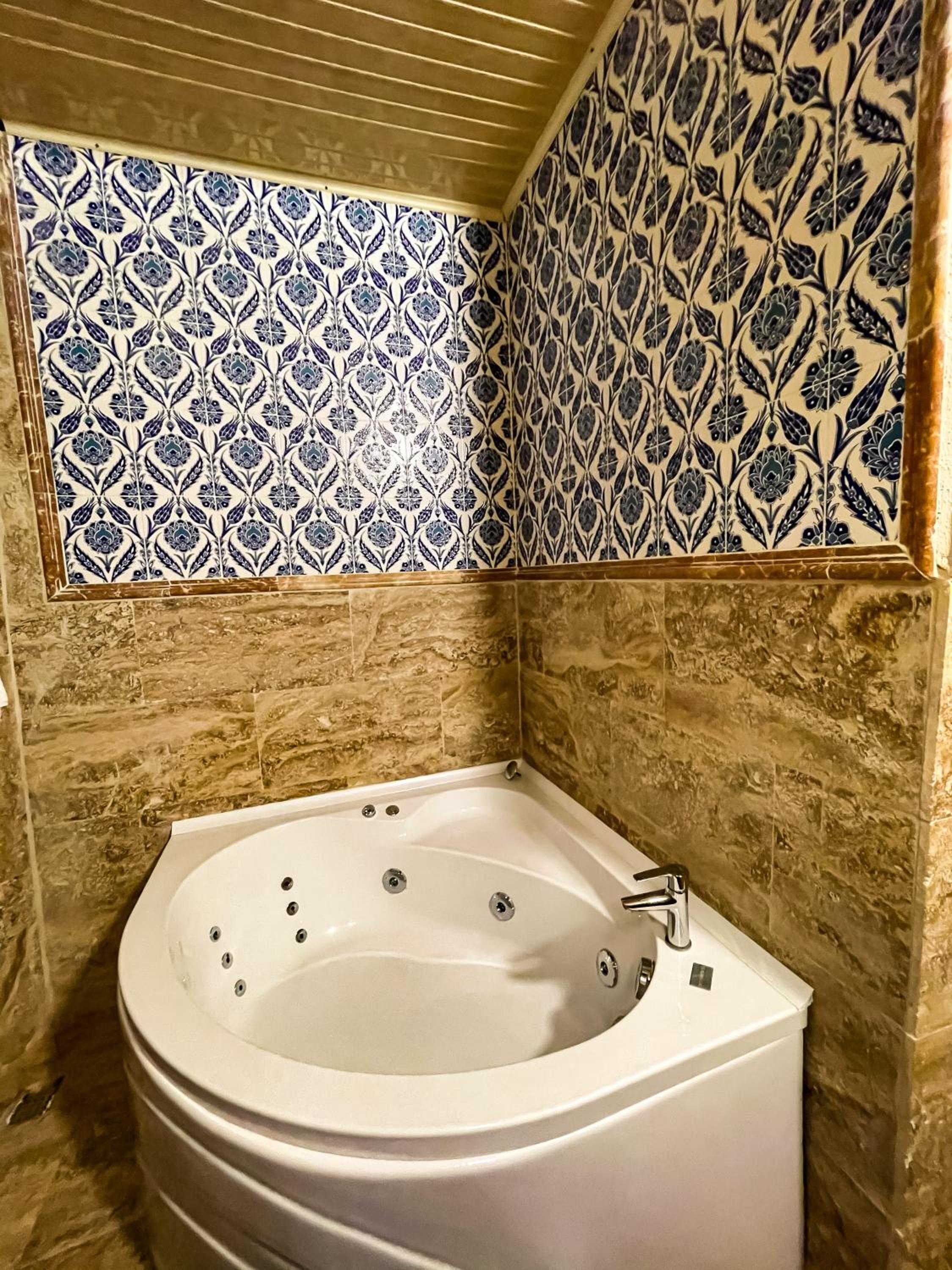 Deluxe Suite with Spa Bath - Photo 8