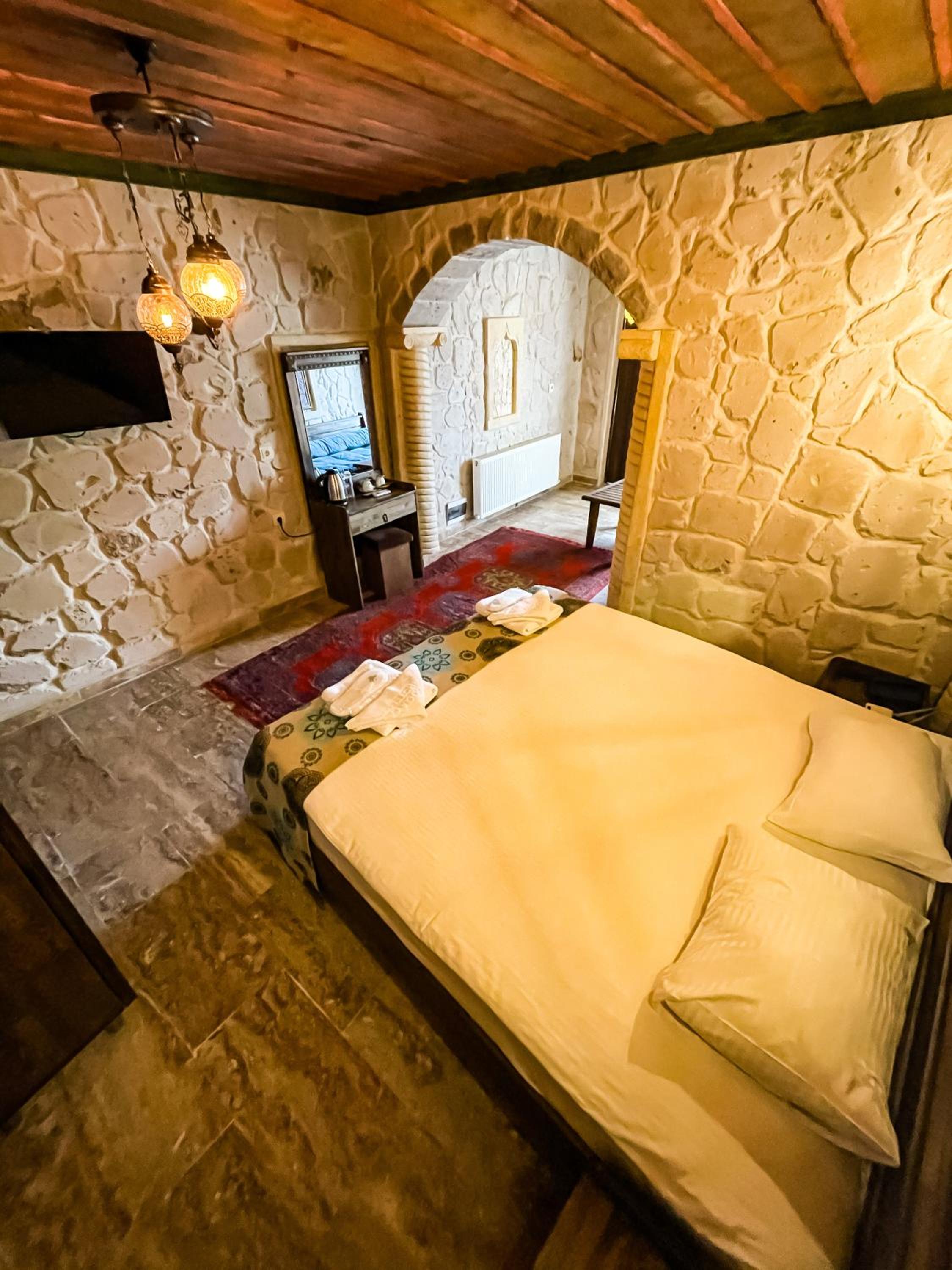 Deluxe Suite with Spa Bath - Photo 7