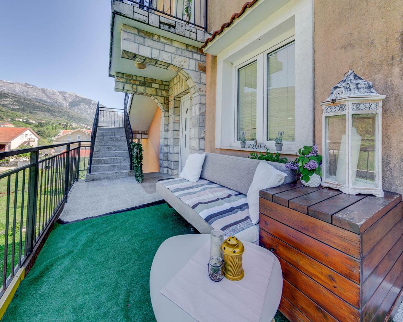 Apartment with Garden View