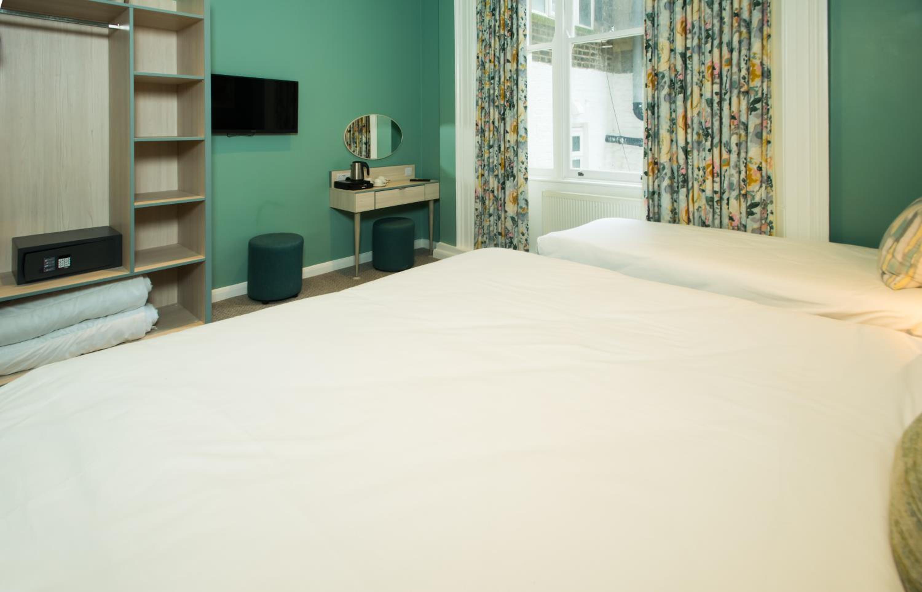Twin Room with Private Bathroom photo 1
